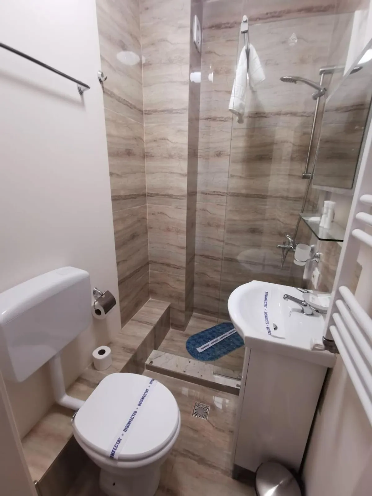 Shower in Cerbul Chalét Accommodation & Wellness