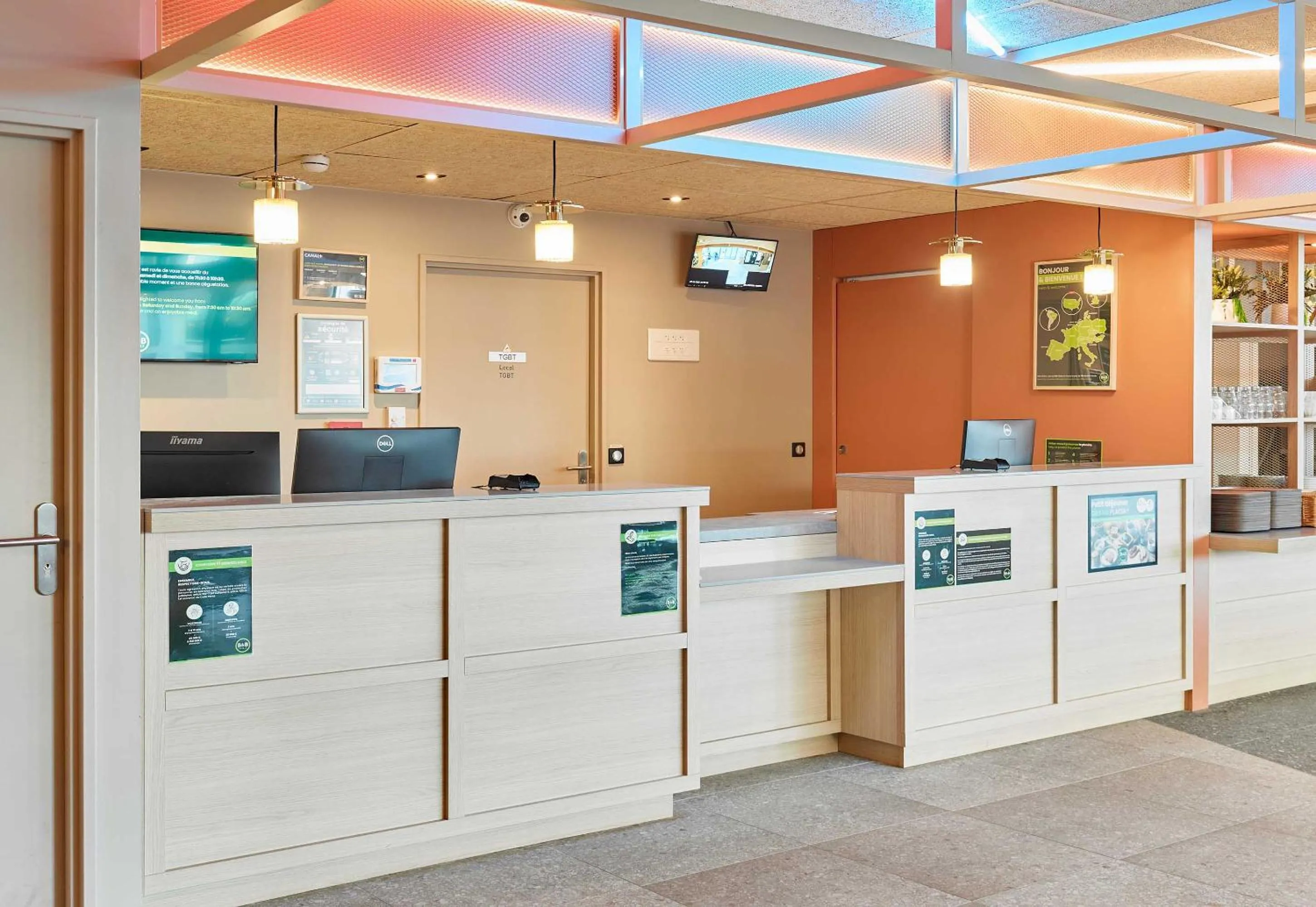 Lobby or reception in B&B HOTEL Marne-la-Vallée Val d'Europe