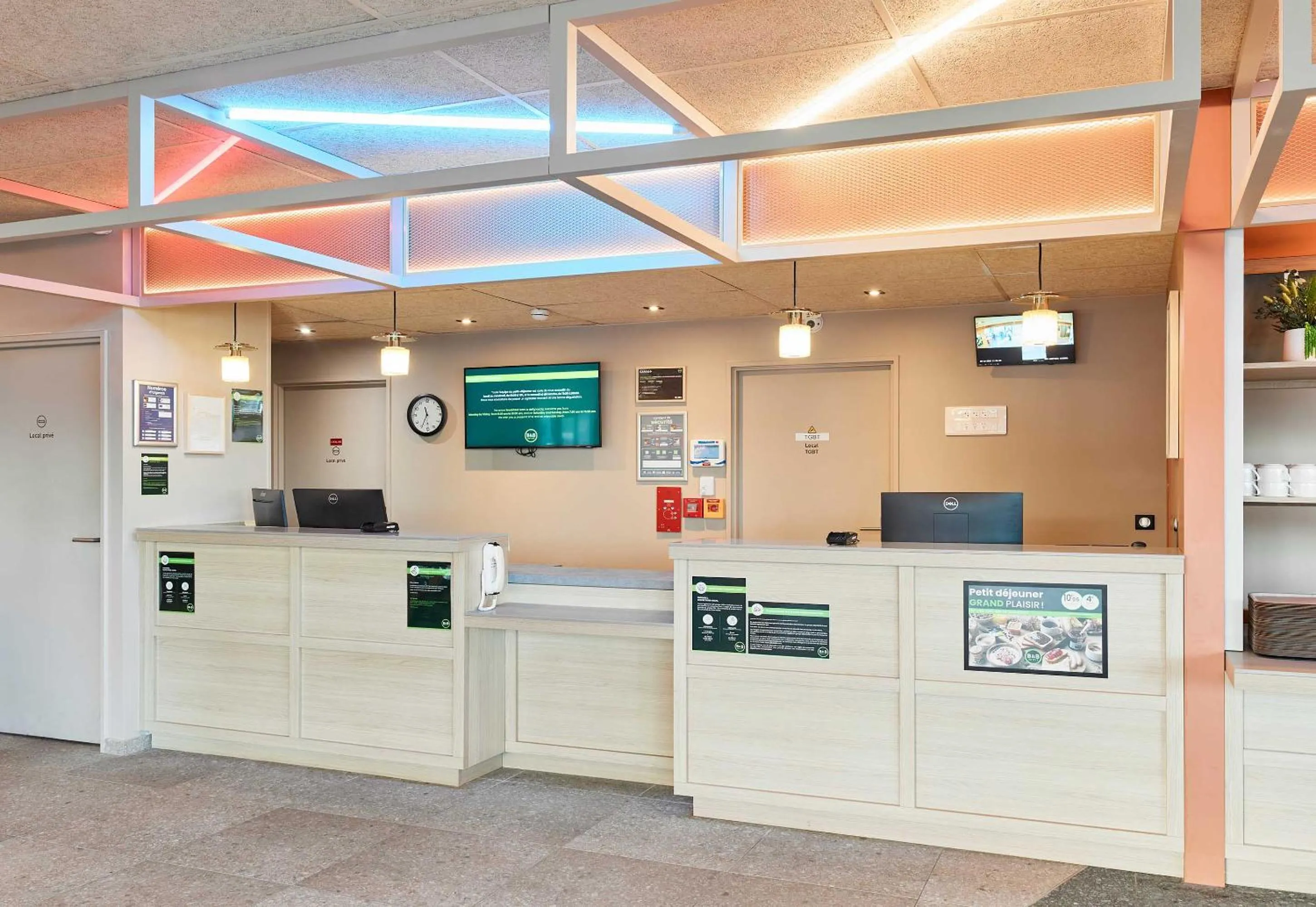 Lobby or reception in B&B HOTEL Marne-la-Vallée Val d'Europe