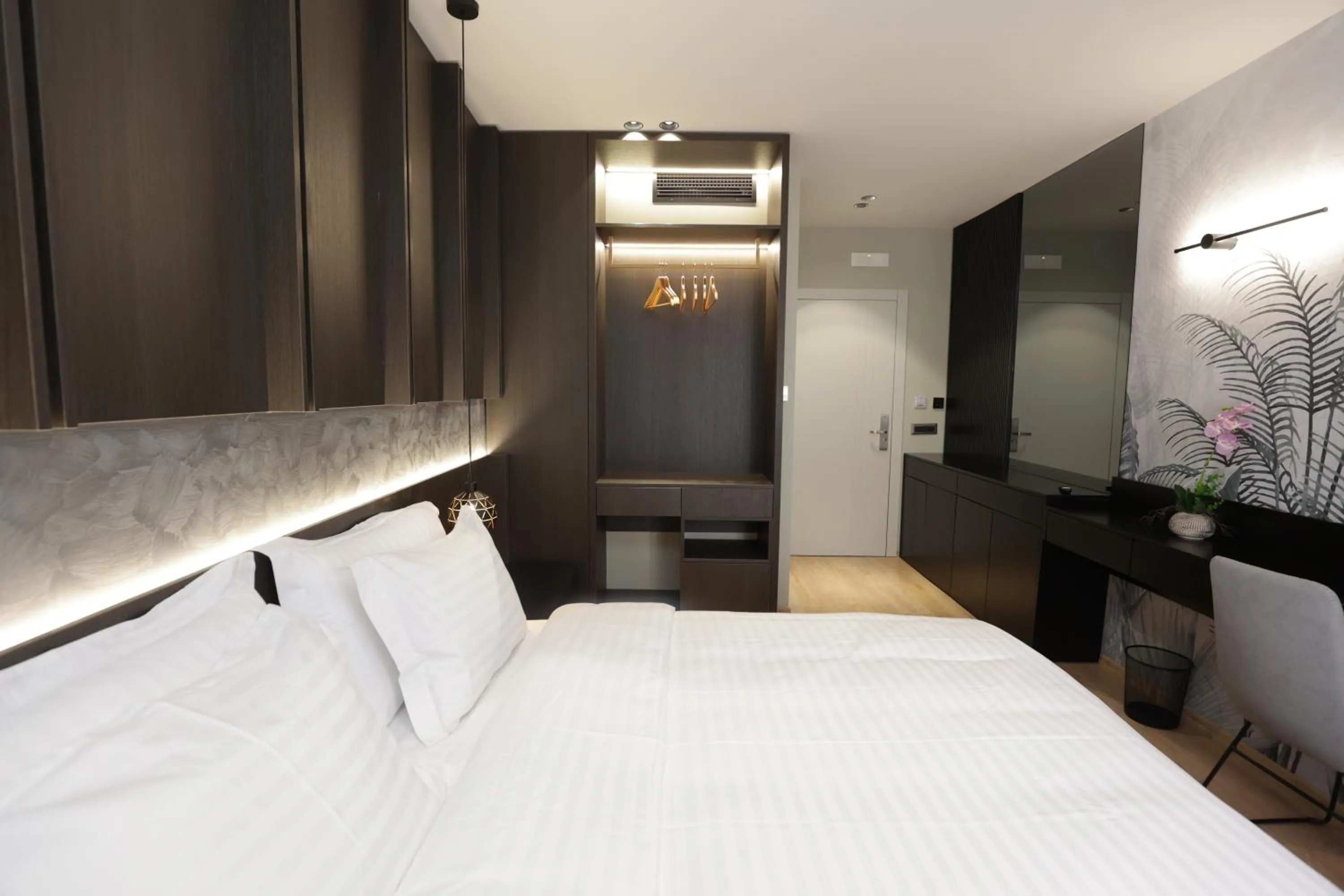 wardrobe, Bed in Gremmy Boutique Hotel