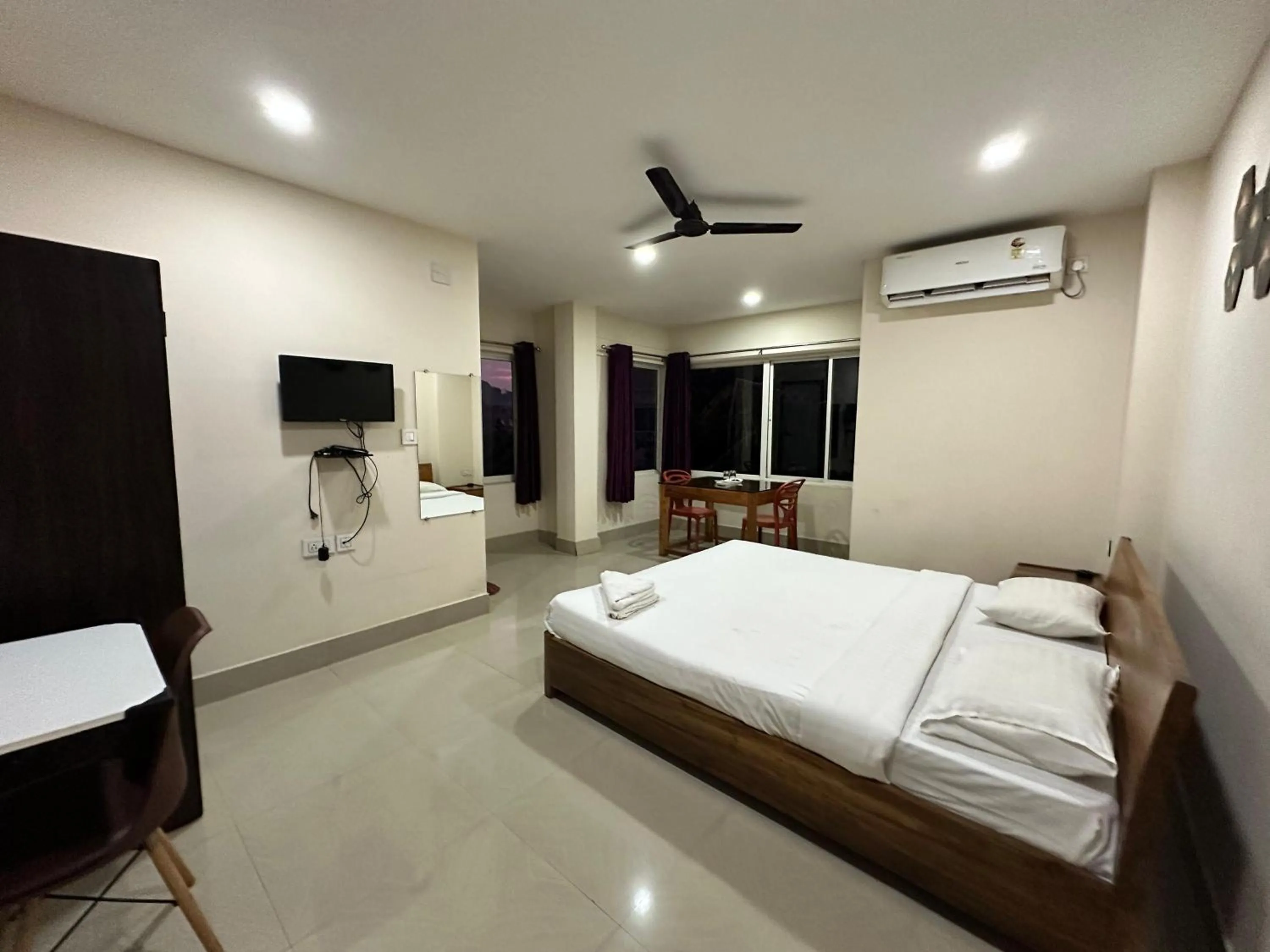 Communal lounge/ TV room in The Dew Drop Hotel