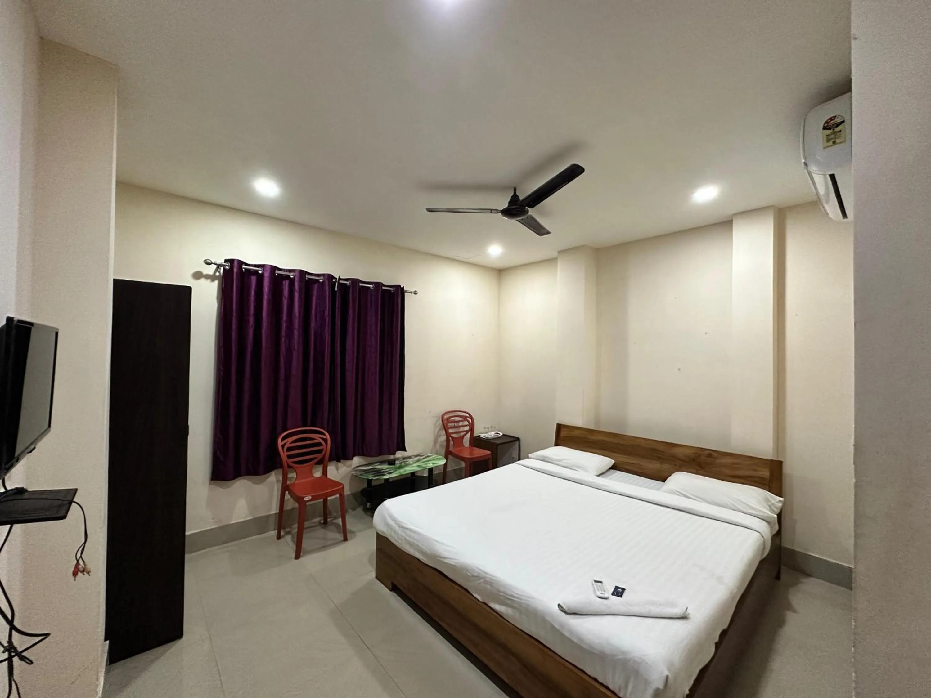 Communal lounge/ TV room in The Dew Drop Hotel