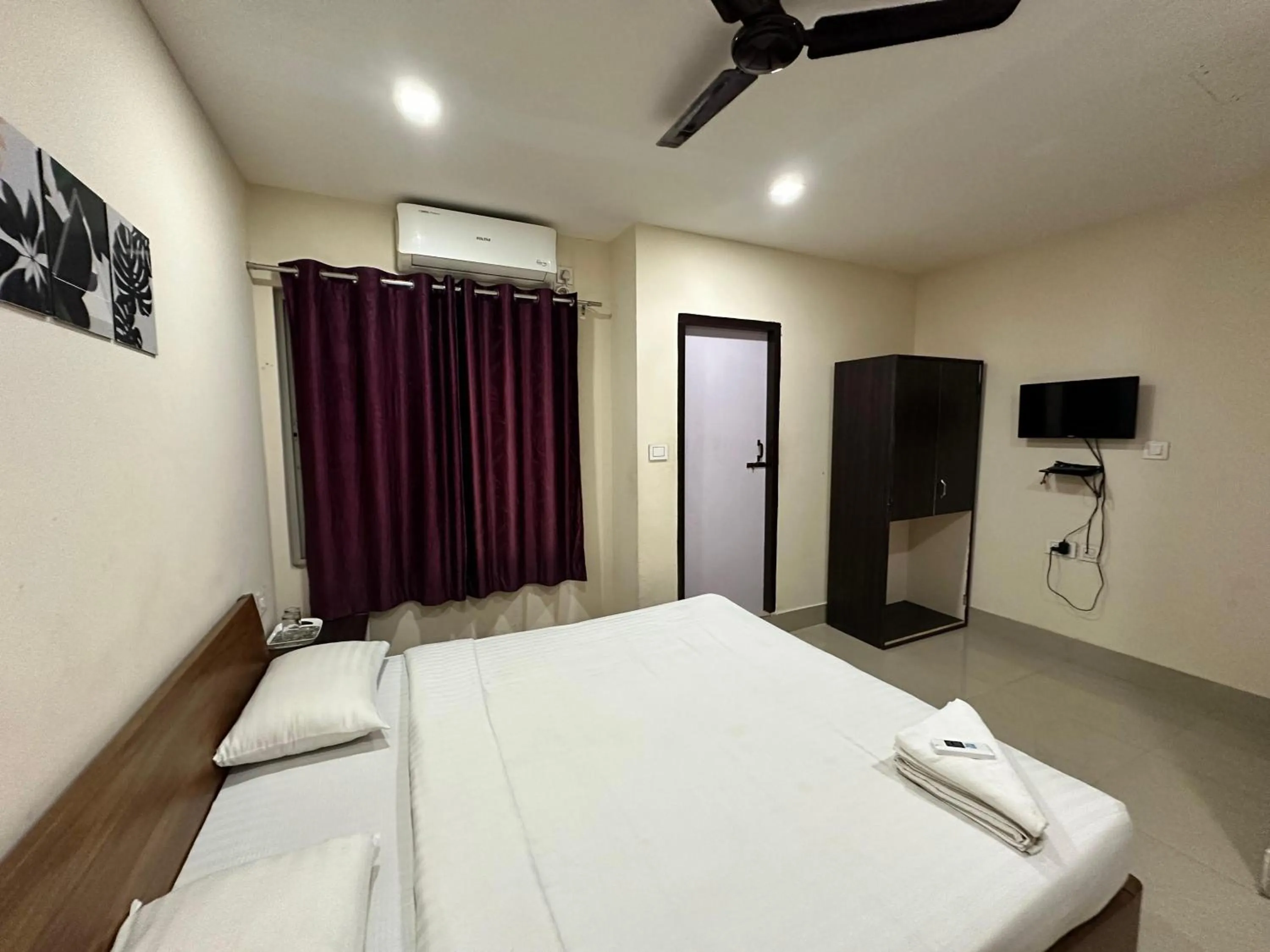 Communal lounge/ TV room in The Dew Drop Hotel