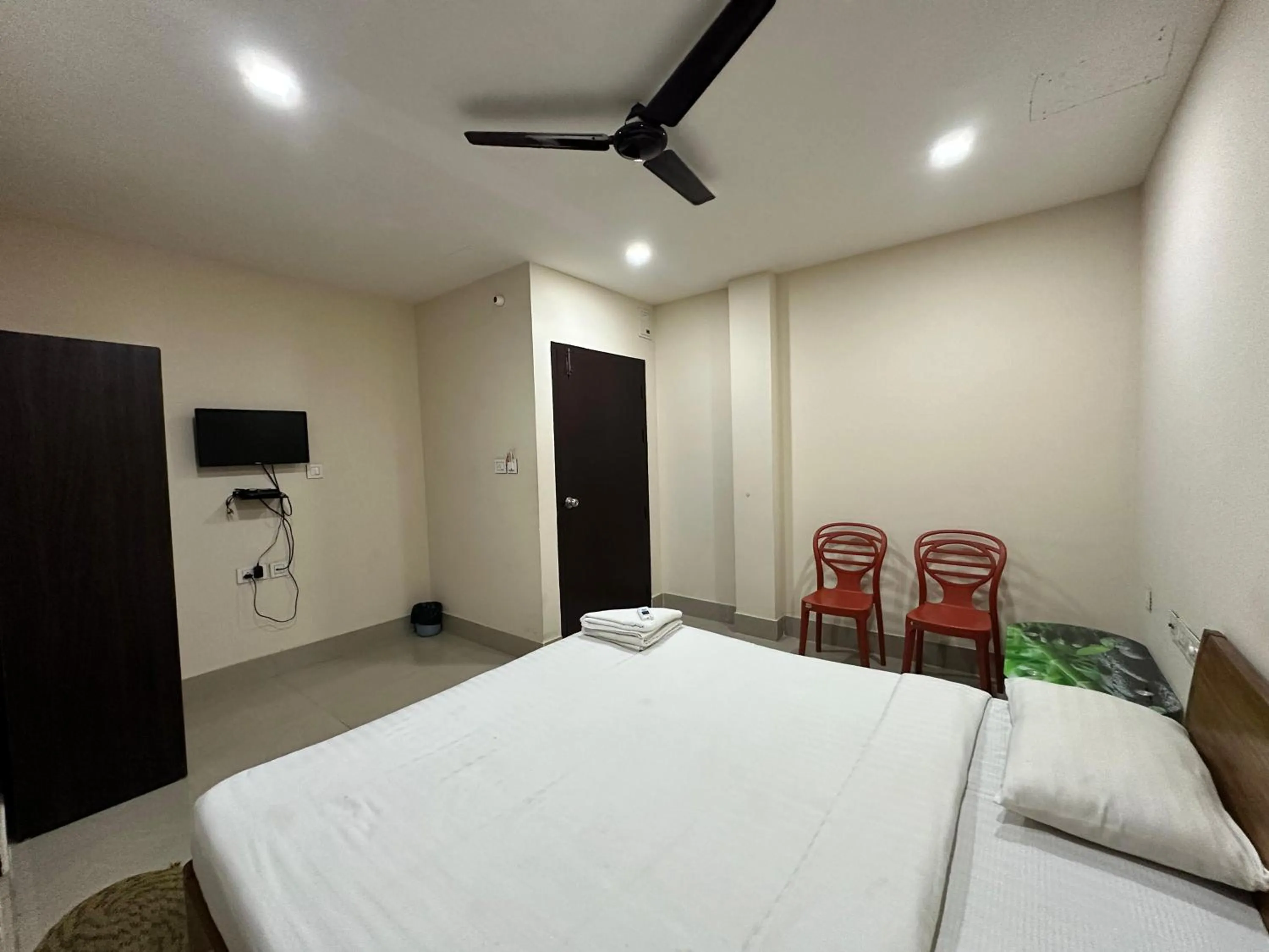 Communal lounge/ TV room in The Dew Drop Hotel