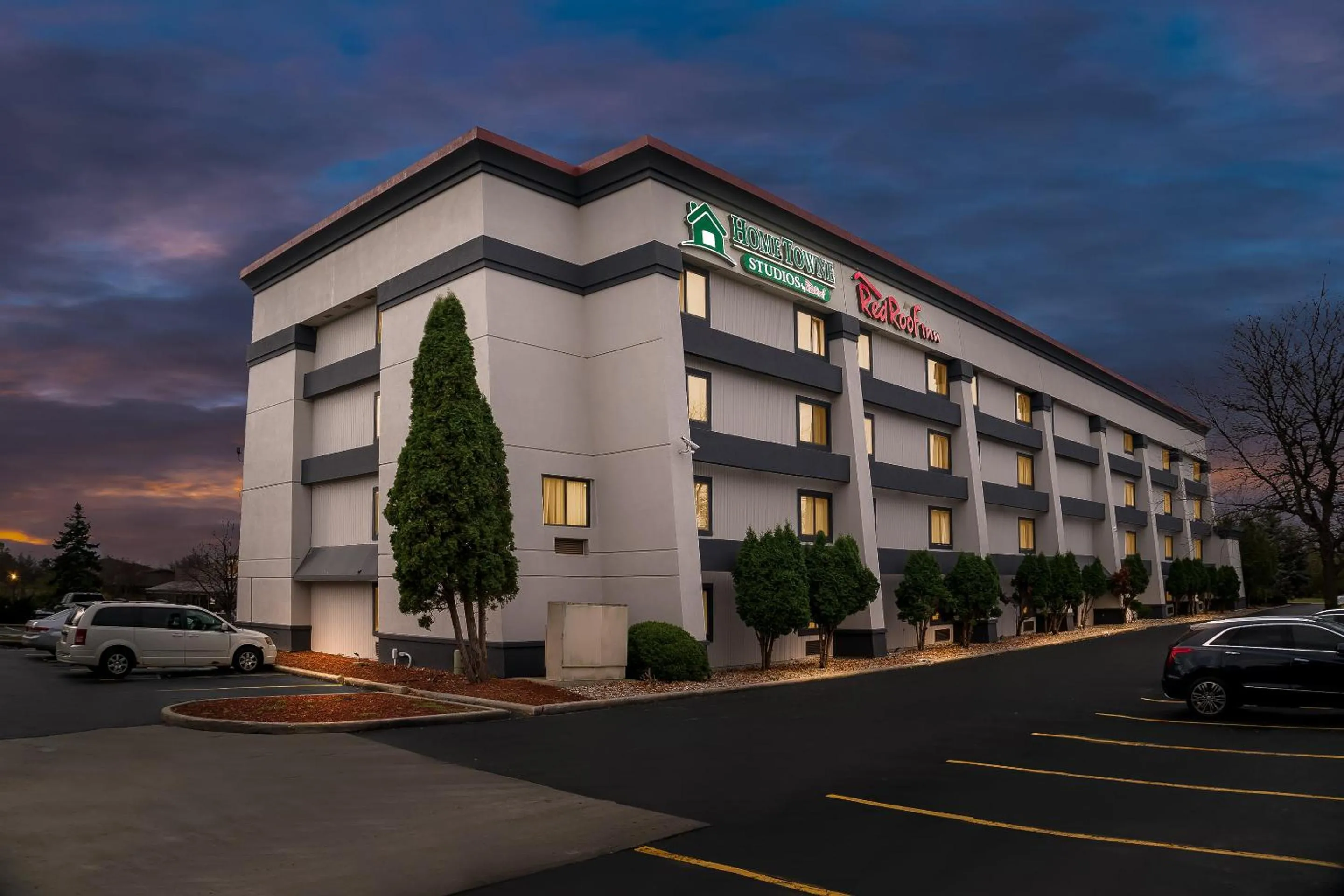 Facade/entrance in HomeTowne Studios by Red Roof Flint