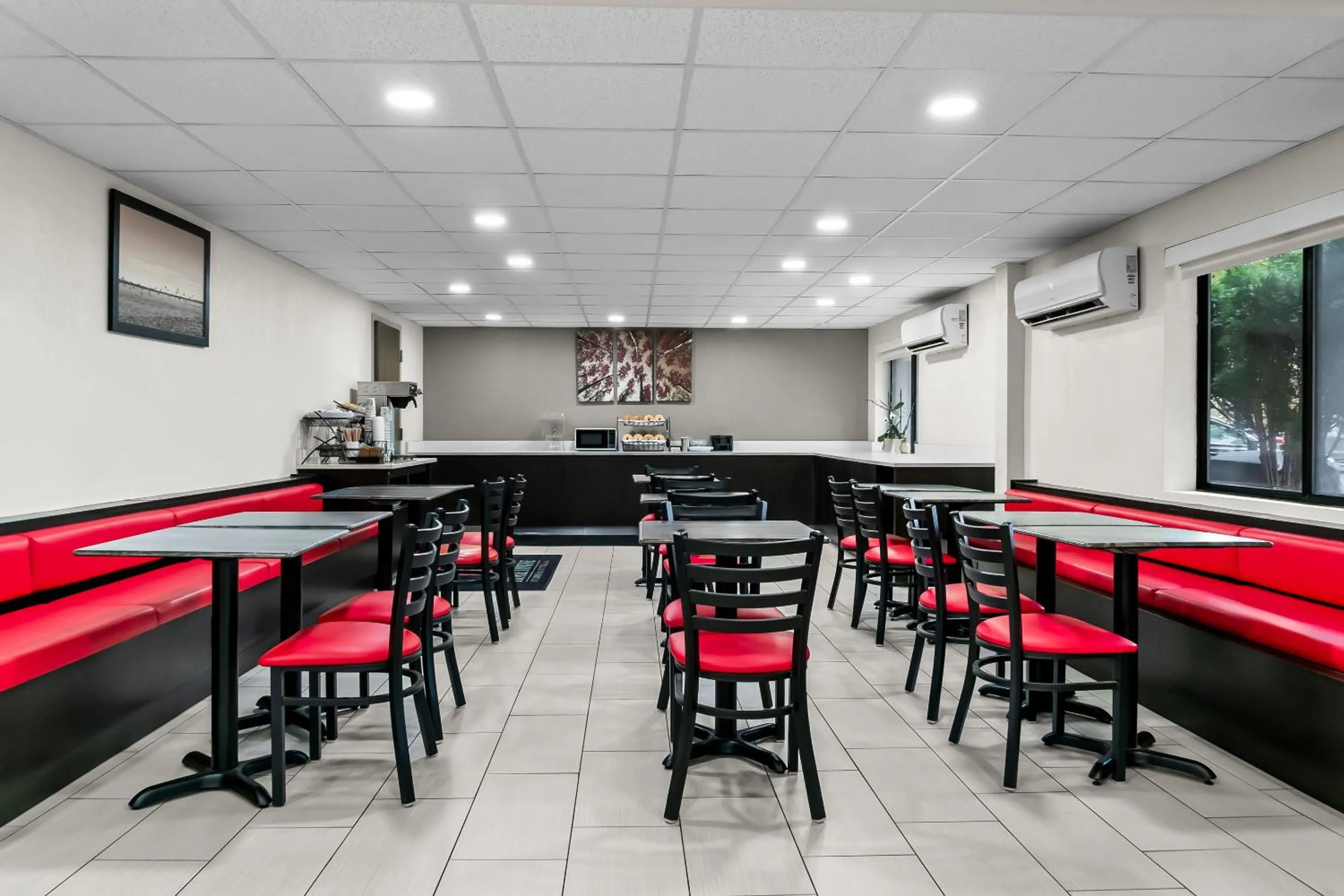 Breakfast in HomeTowne Studios by Red Roof Flint