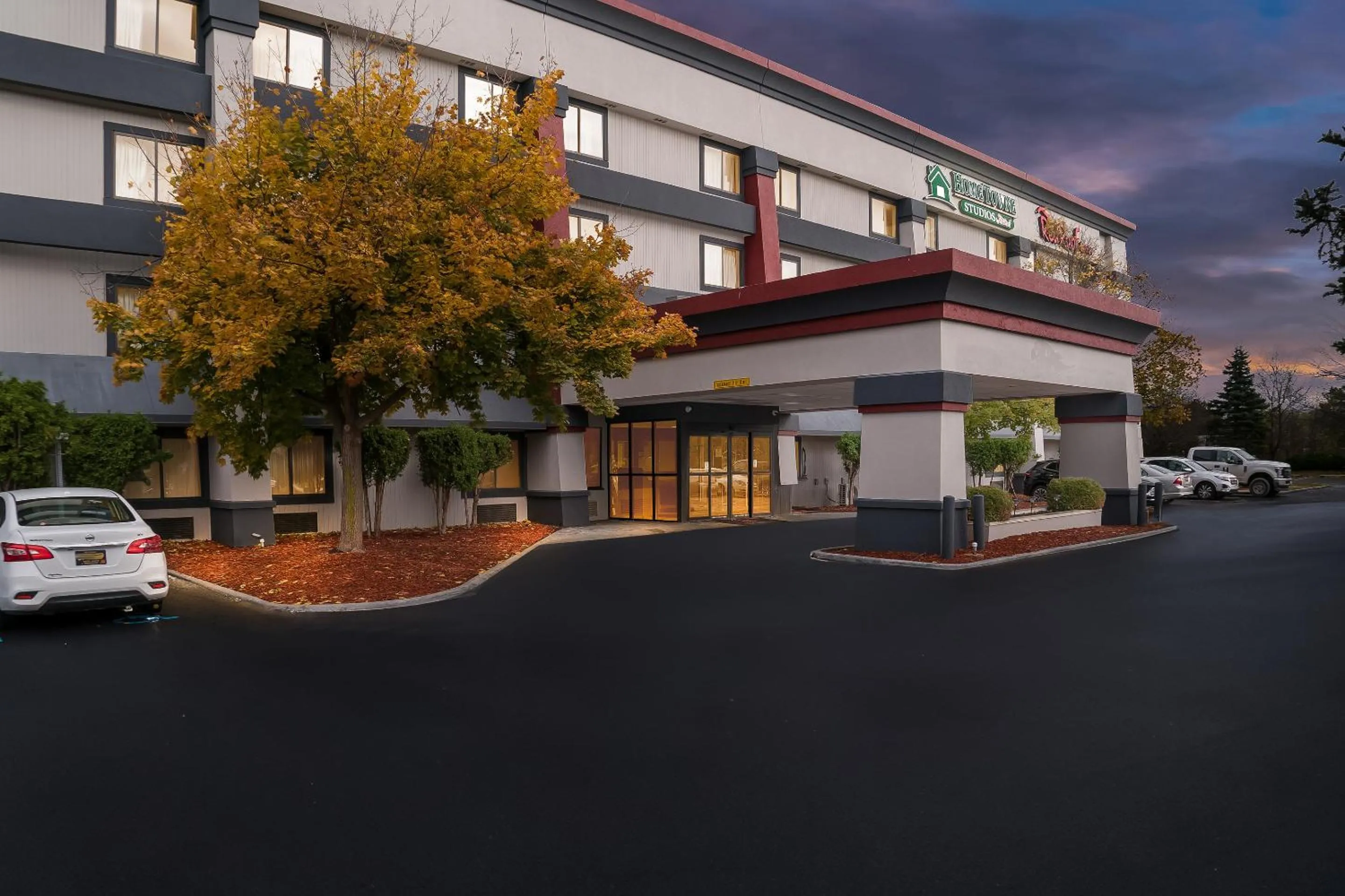 Facade/entrance in HomeTowne Studios by Red Roof Flint