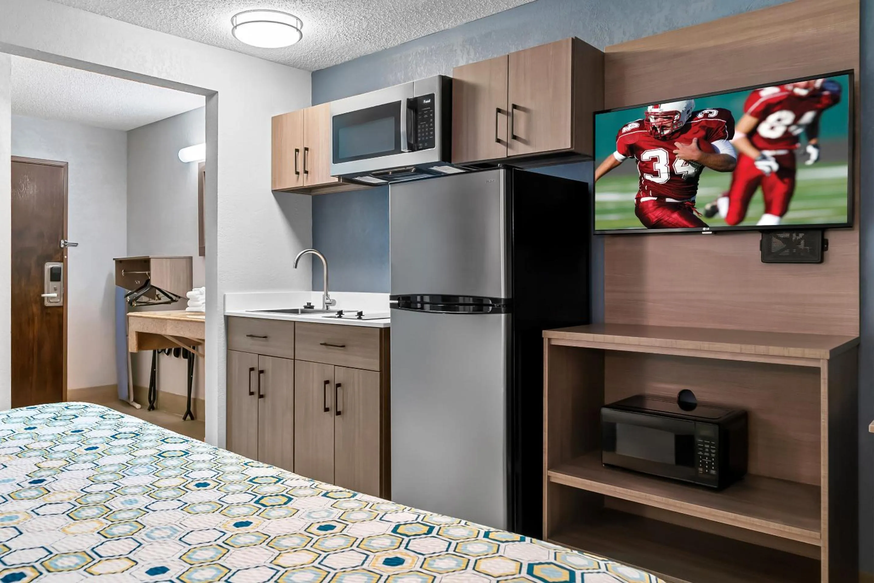 Photo of the whole room in HomeTowne Studios by Red Roof Flint