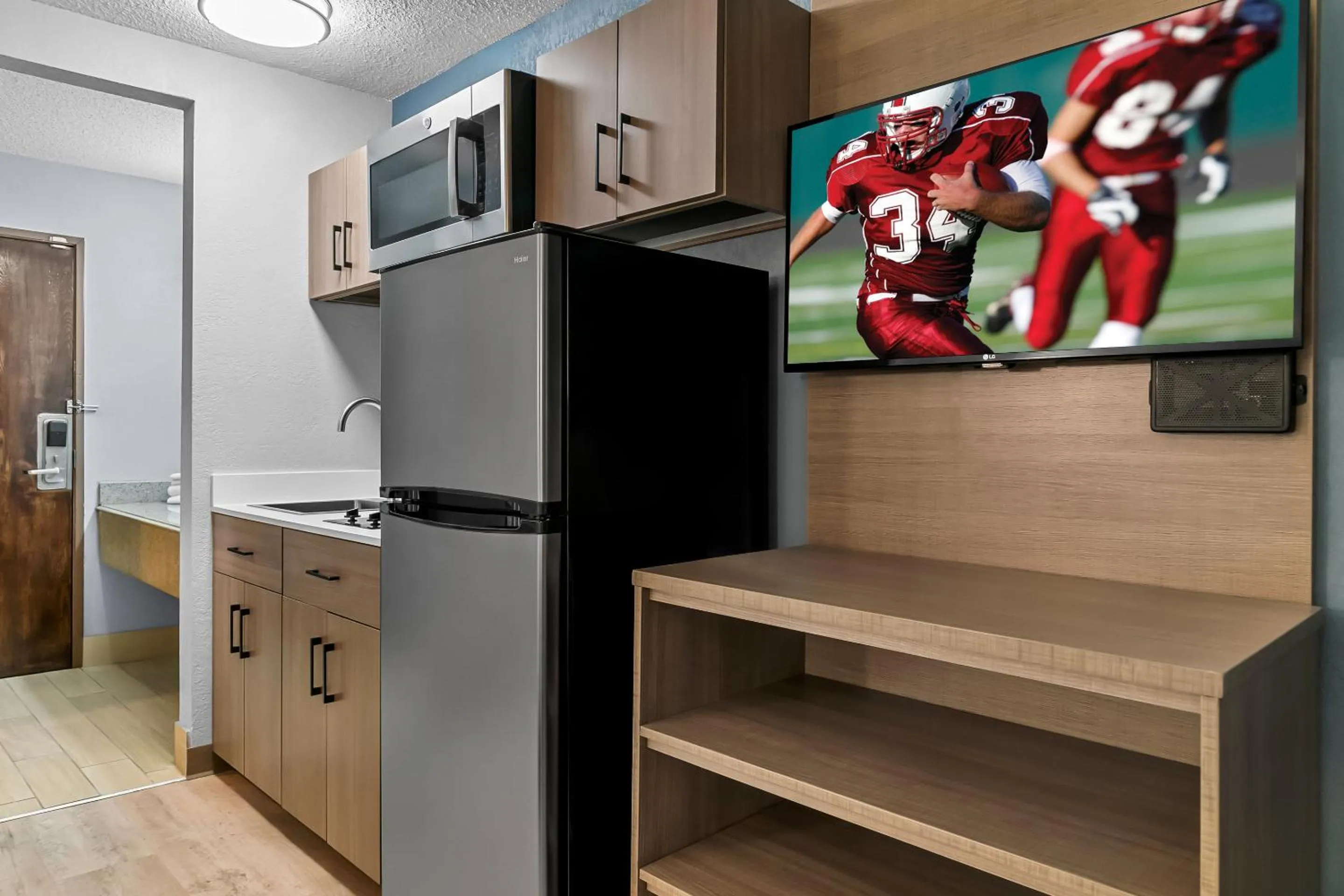 Photo of the whole room in HomeTowne Studios by Red Roof Flint