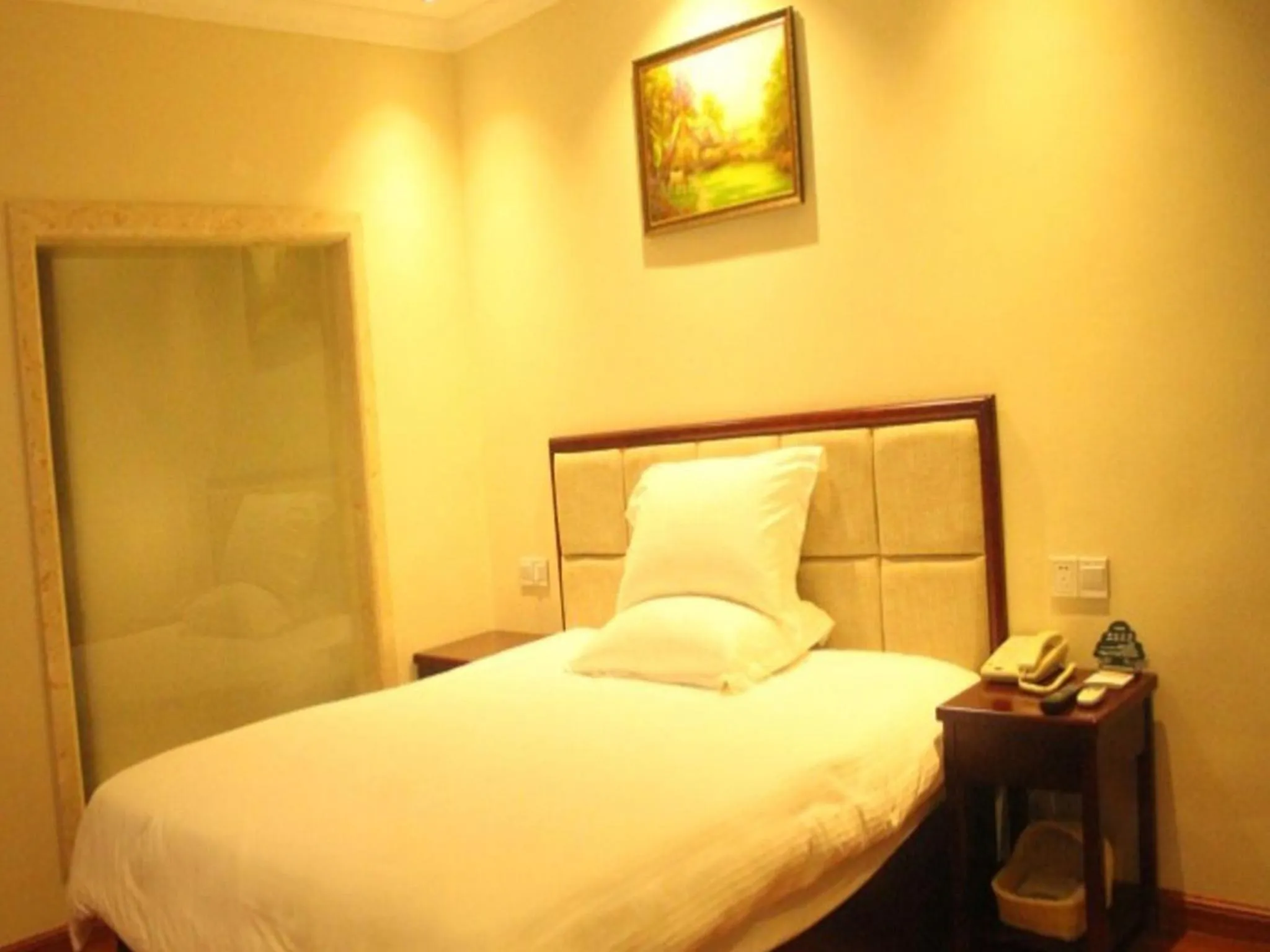 Bed in GreenTree Inn Guangzhou Panyu Chimelong Paradise Business Hotel