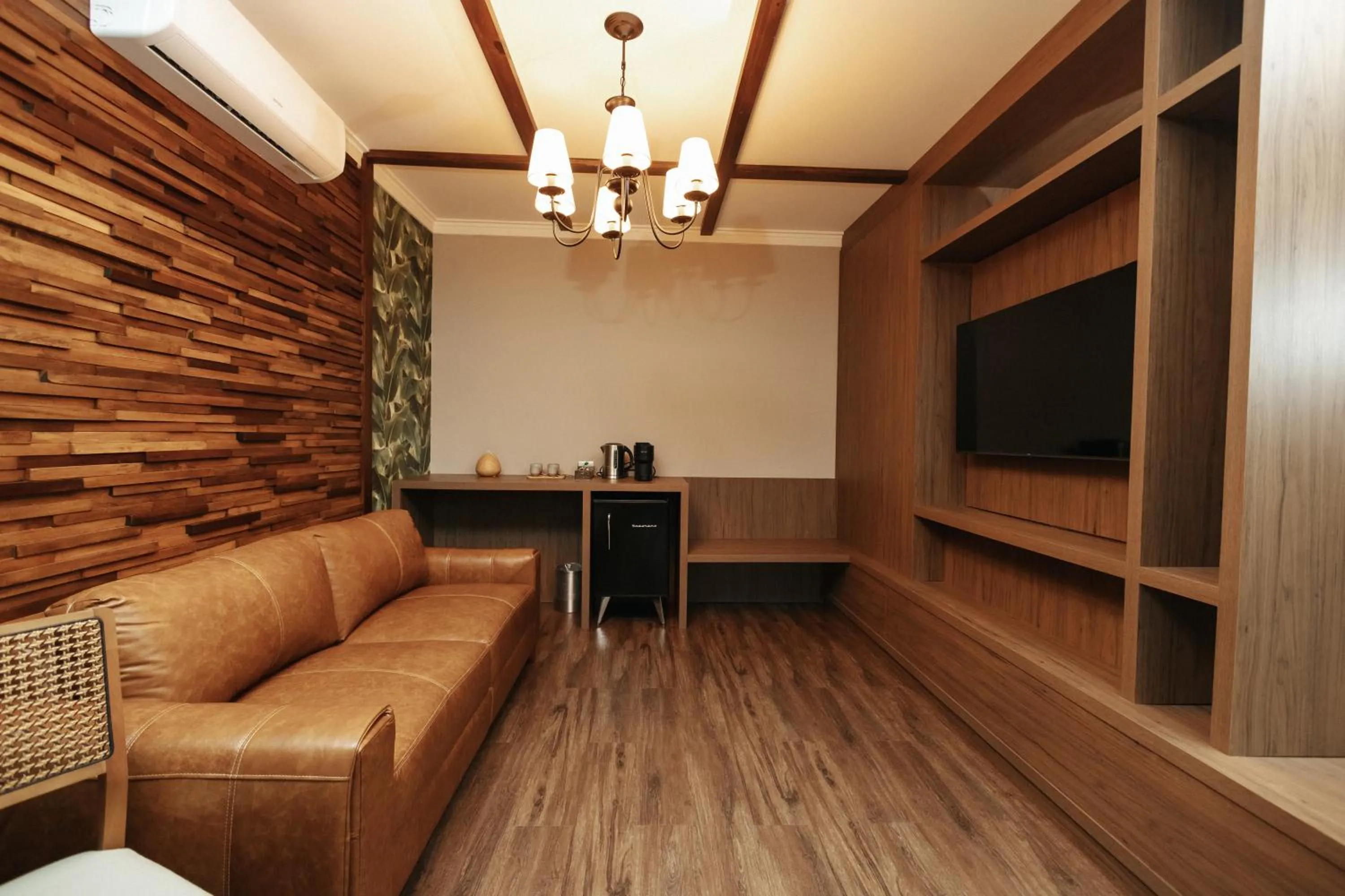 Communal lounge/ TV room in LAS HOTEL BOUTIQUE