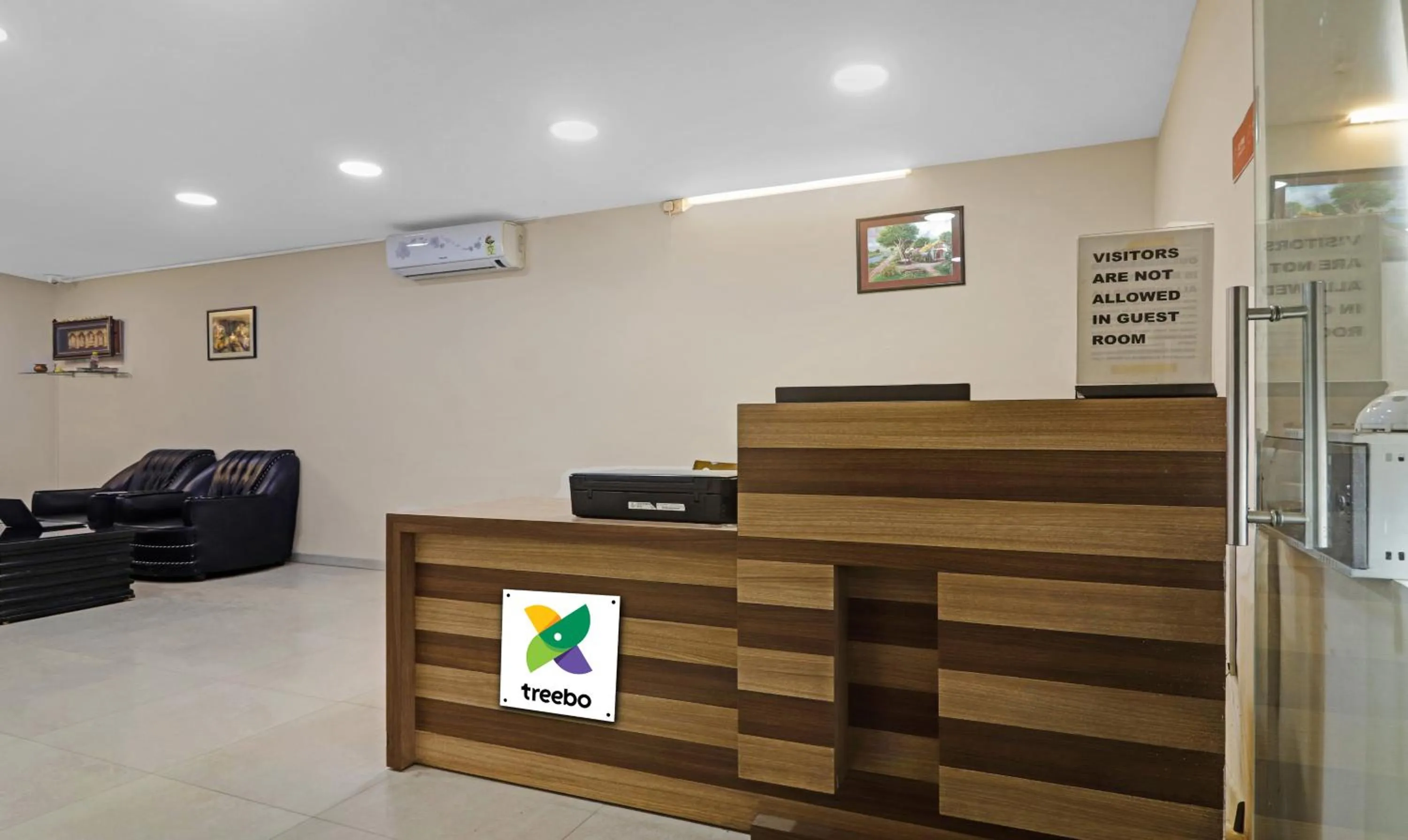 Lobby or reception in Treebo Pride Inn Botanica