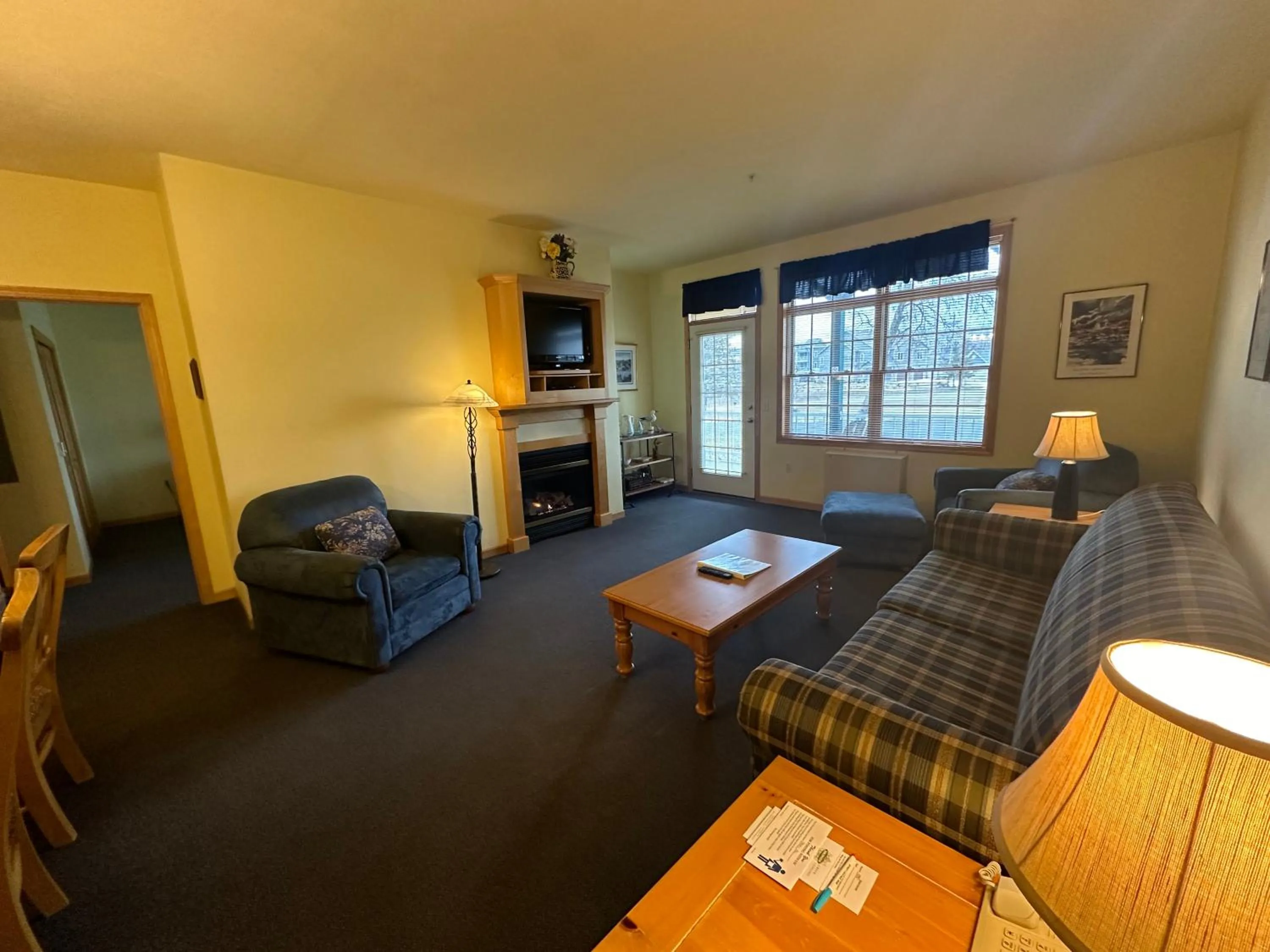 Living room, Bed in Birchwood Lodge