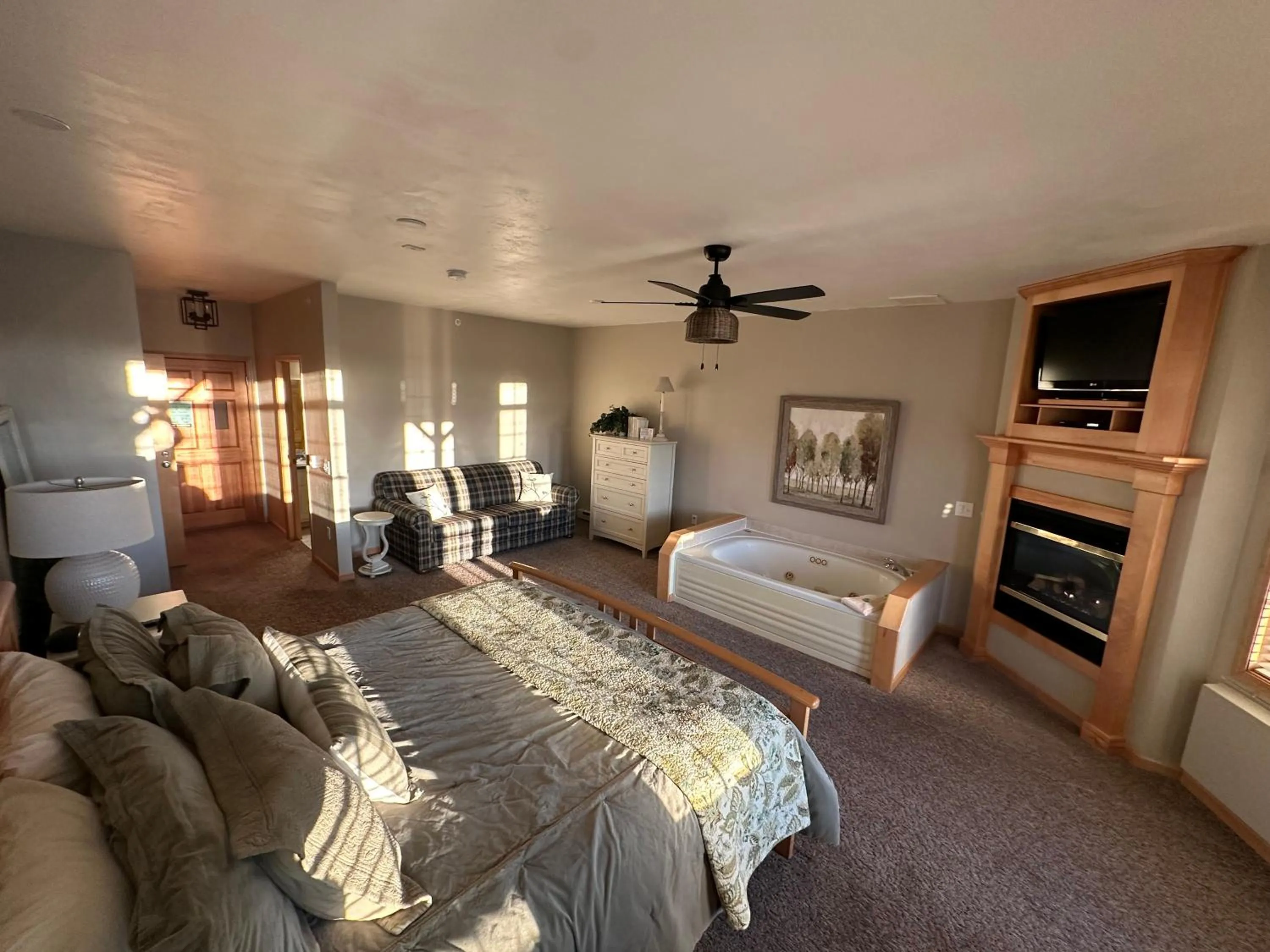 Hot Tub, Bed in Birchwood Lodge