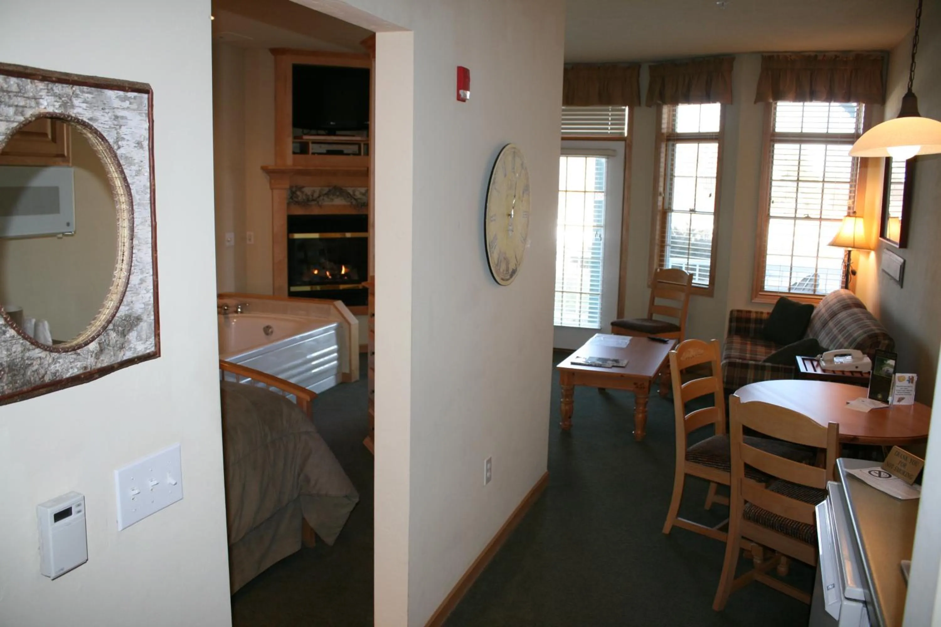 Kitchen or kitchenette, Bed in Birchwood Lodge