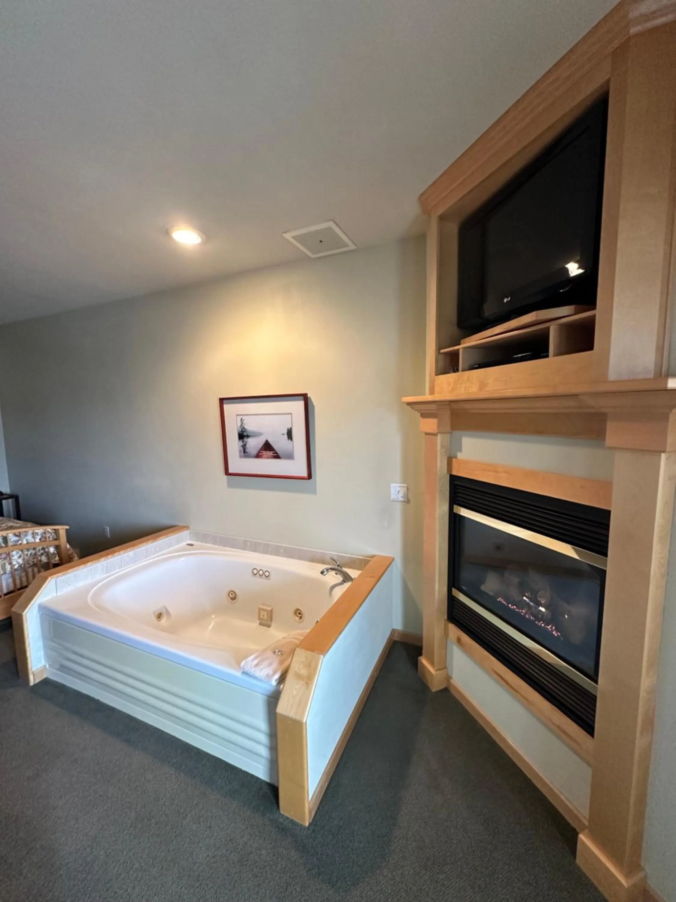 Hot Tub, Bed in Birchwood Lodge