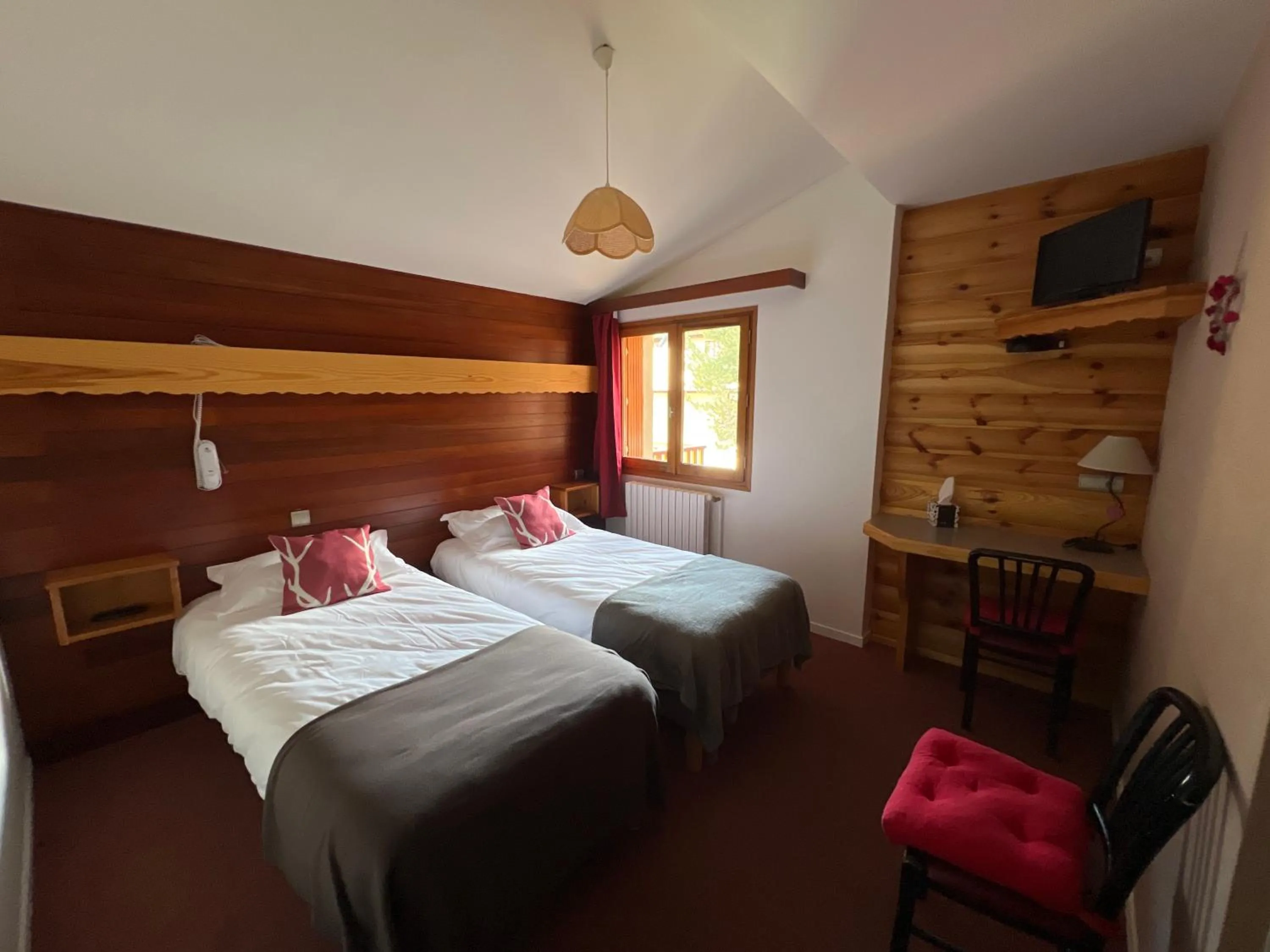 Standard Twin Room - single occupancy in Hôtel Restaurant La Pendine