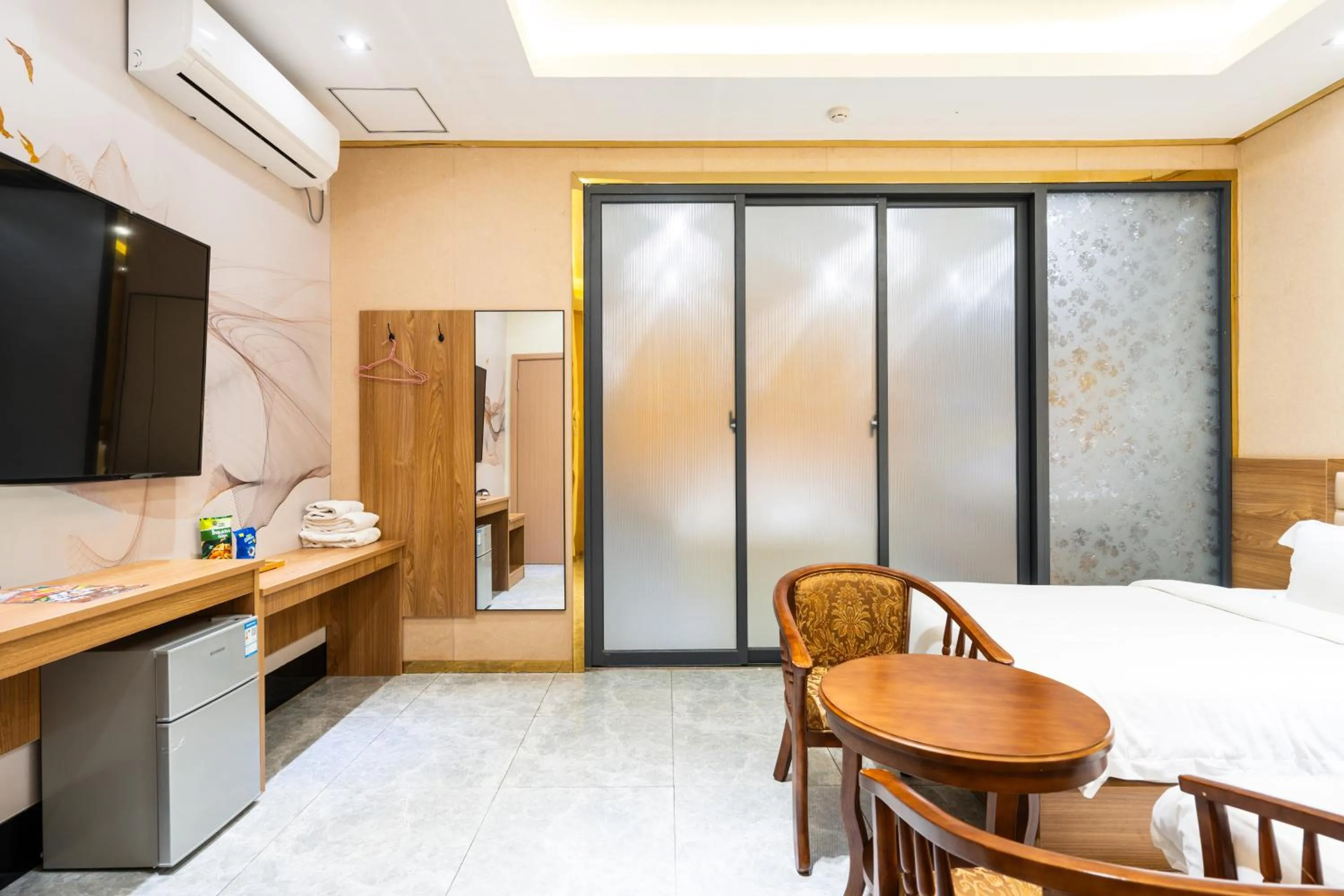 Photo of the whole room, Bed in Home me Hotel Makati