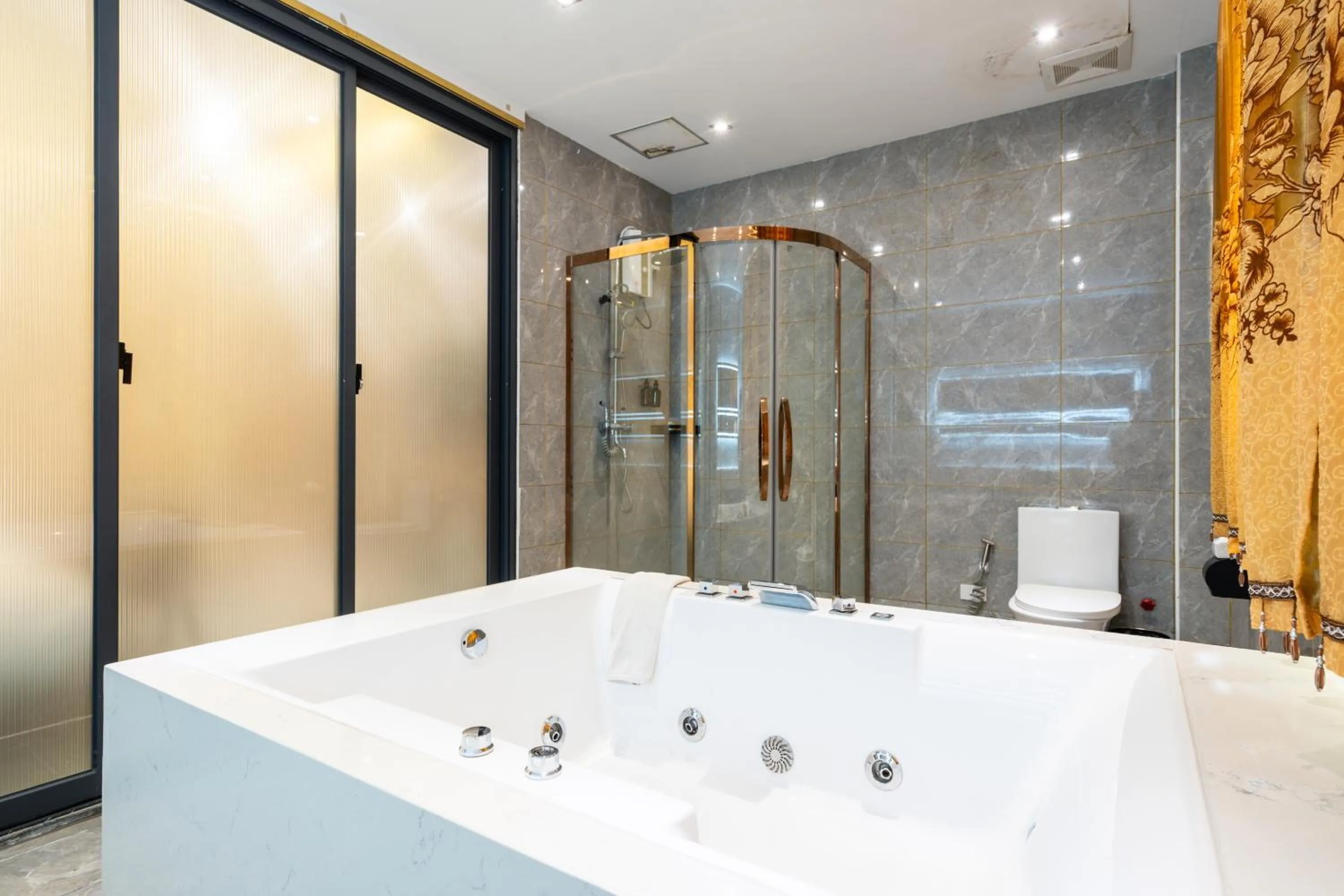 Bath in Home me Hotel Makati