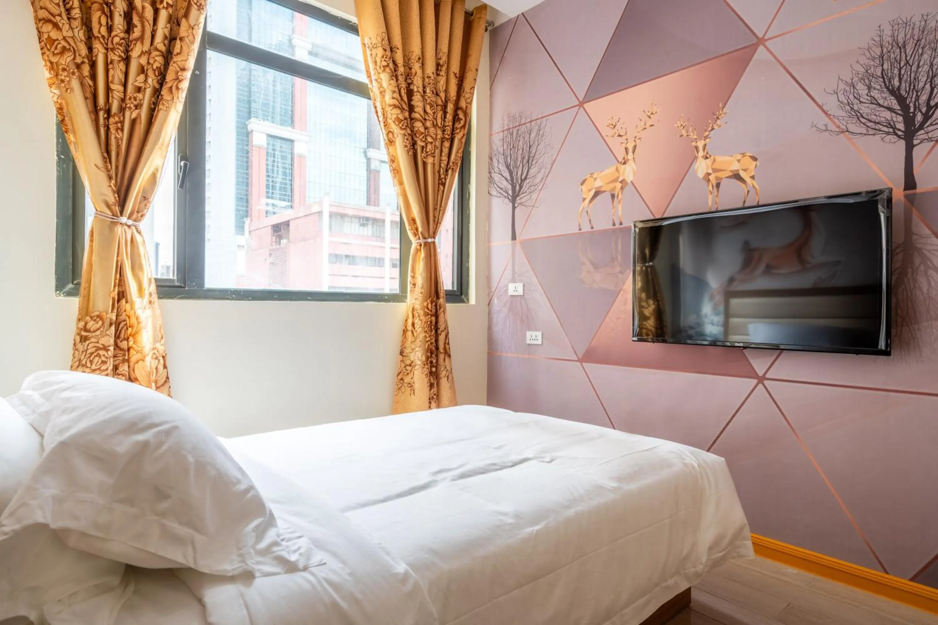 Photo of the whole room, Bed in Home me Hotel Makati