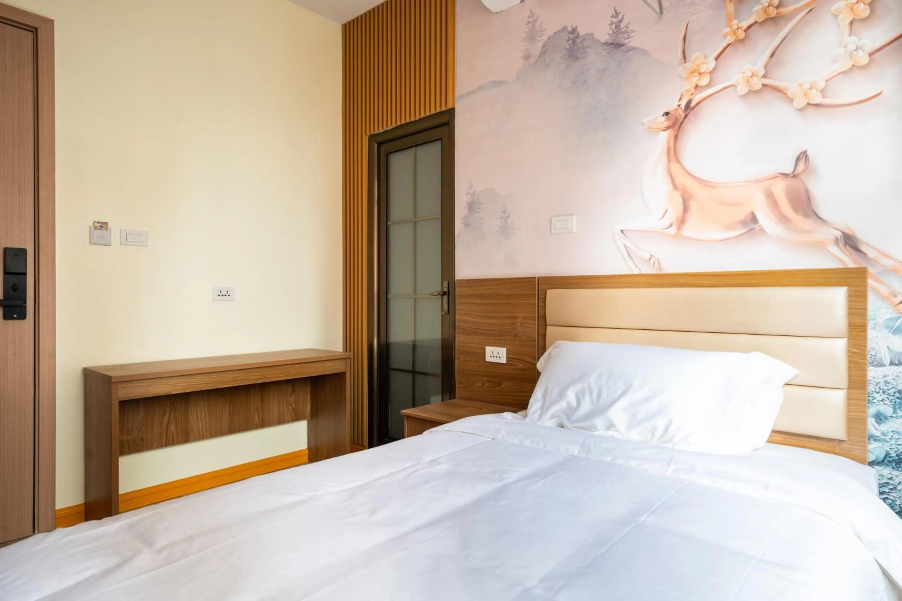 Photo of the whole room, Bed in Home me Hotel Makati