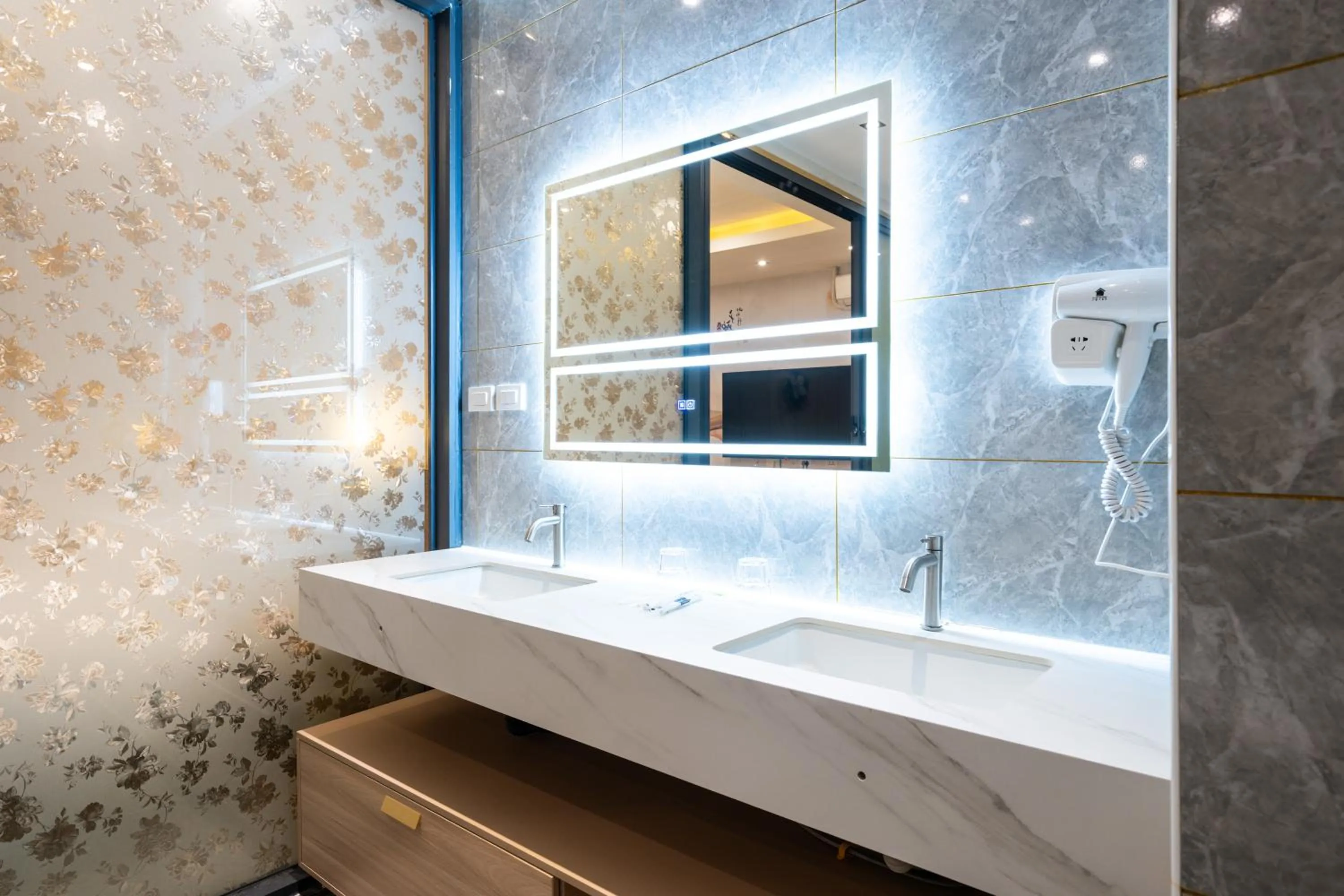 Toilet in Home me Hotel Makati