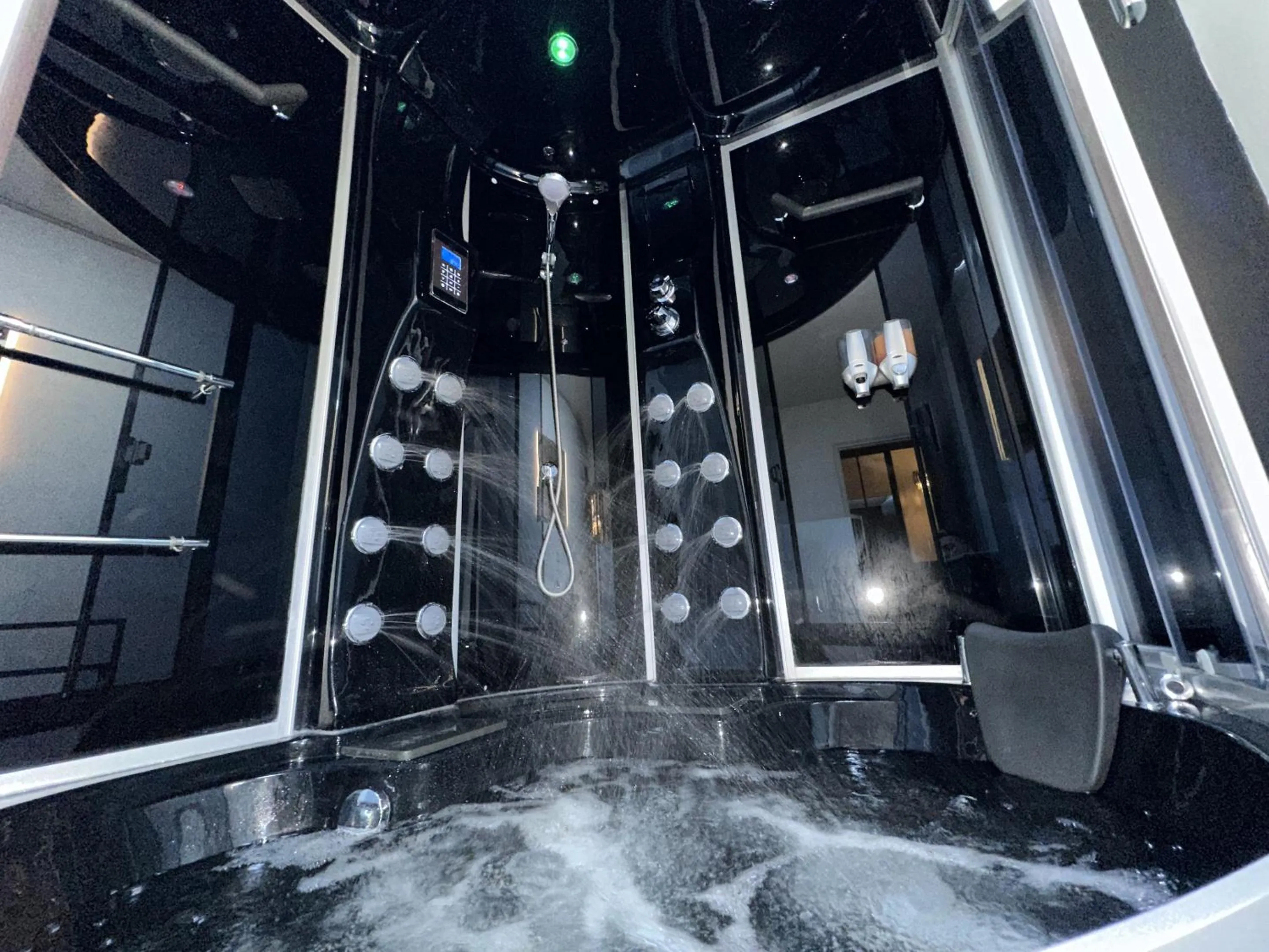 Spa and wellness centre/facilities in Appartement Luxe Vue sur Mer Calais Plage