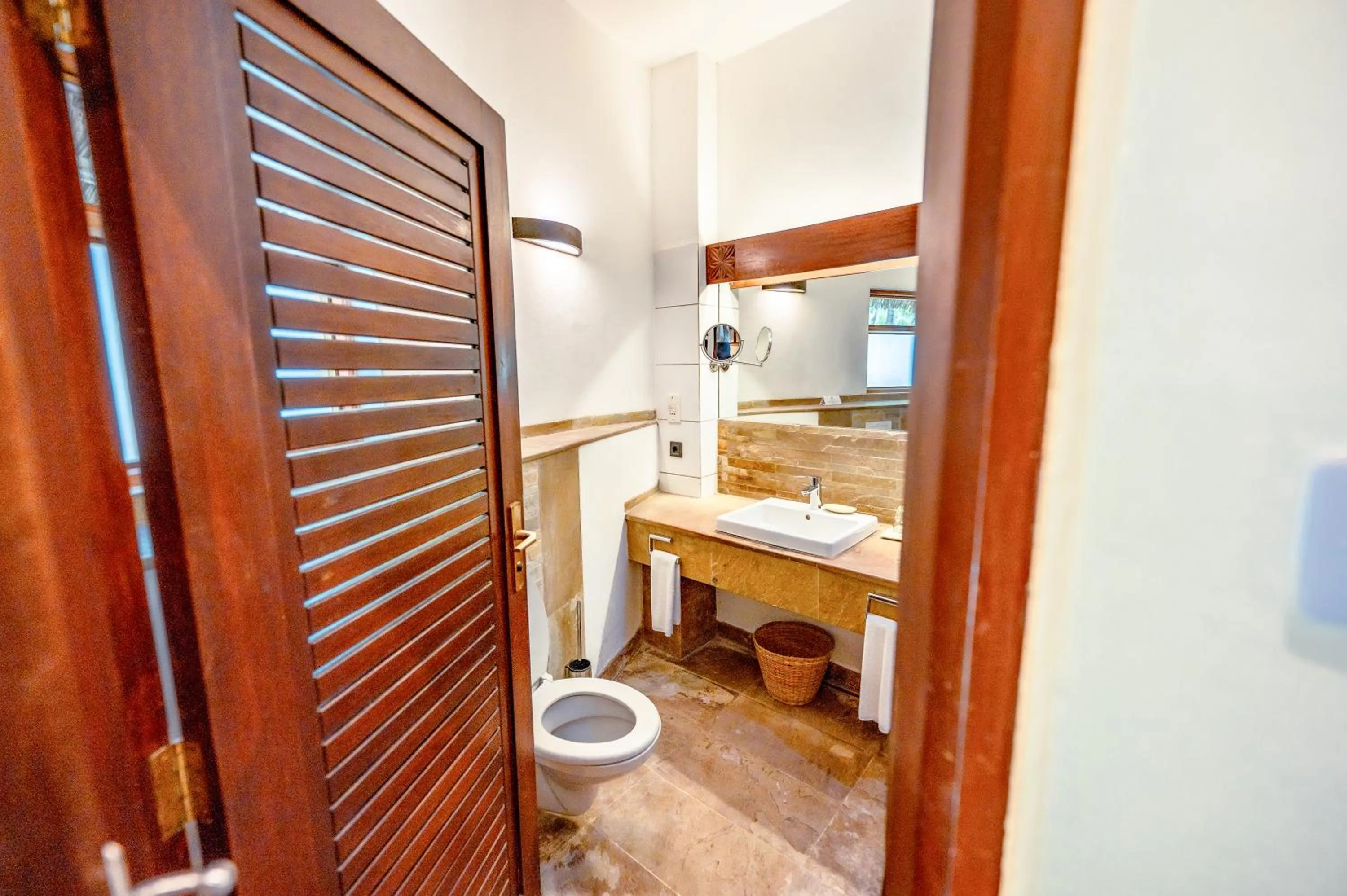 Toilet in Severin Sea Lodge