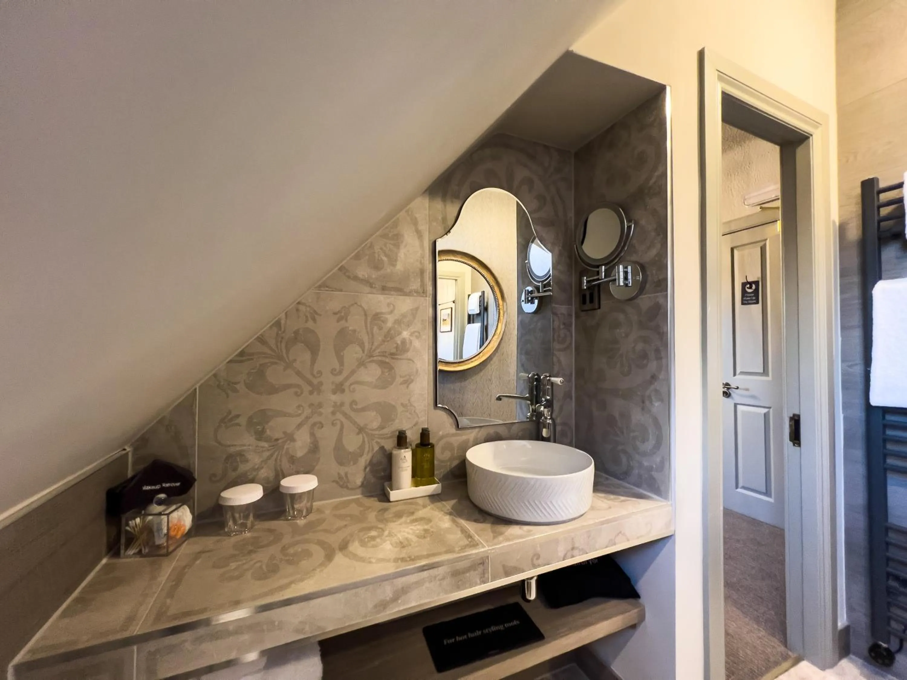 Bathroom in Abbotsford Hotel