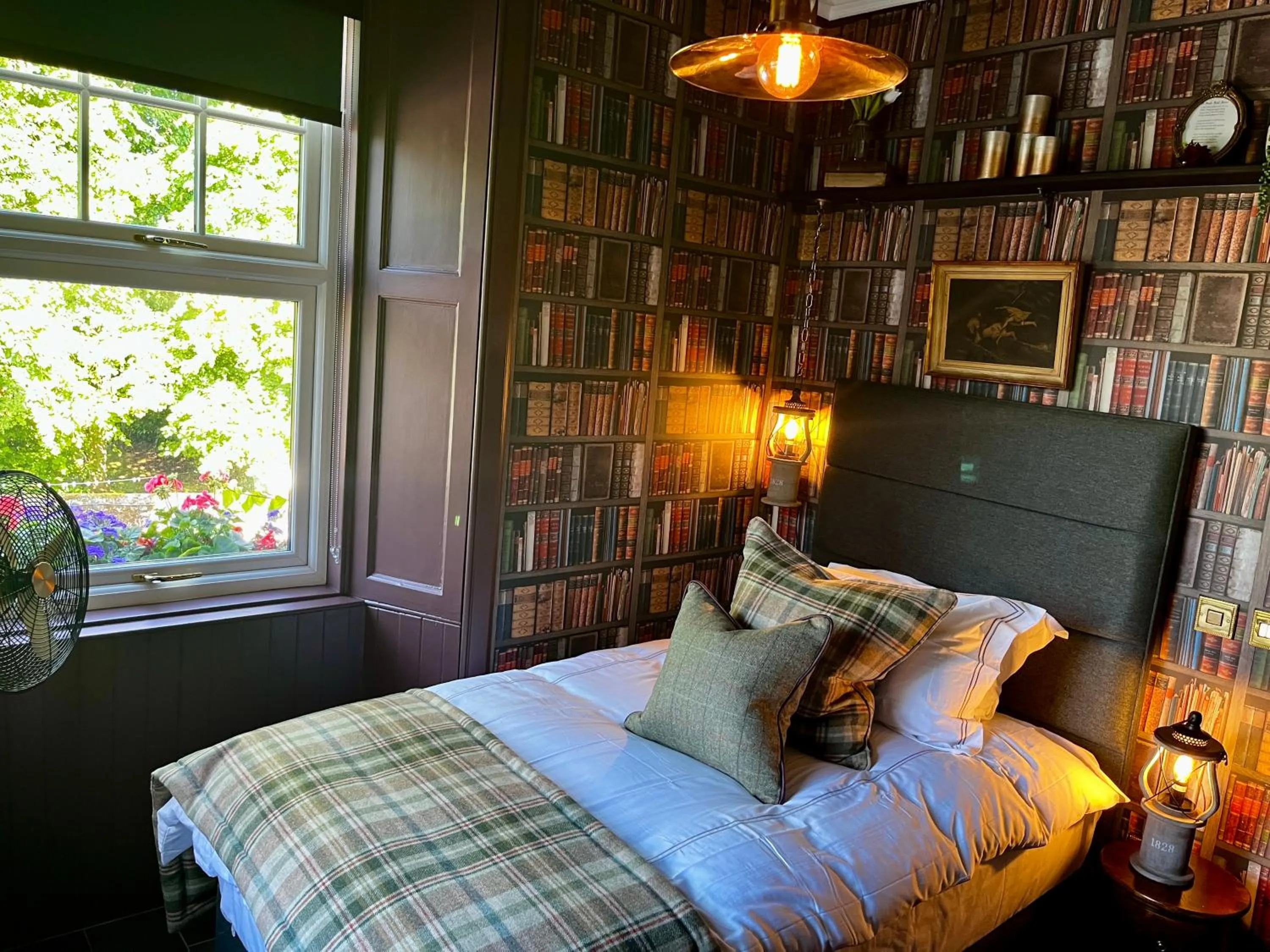 Bedroom, Bed in Abbotsford Hotel