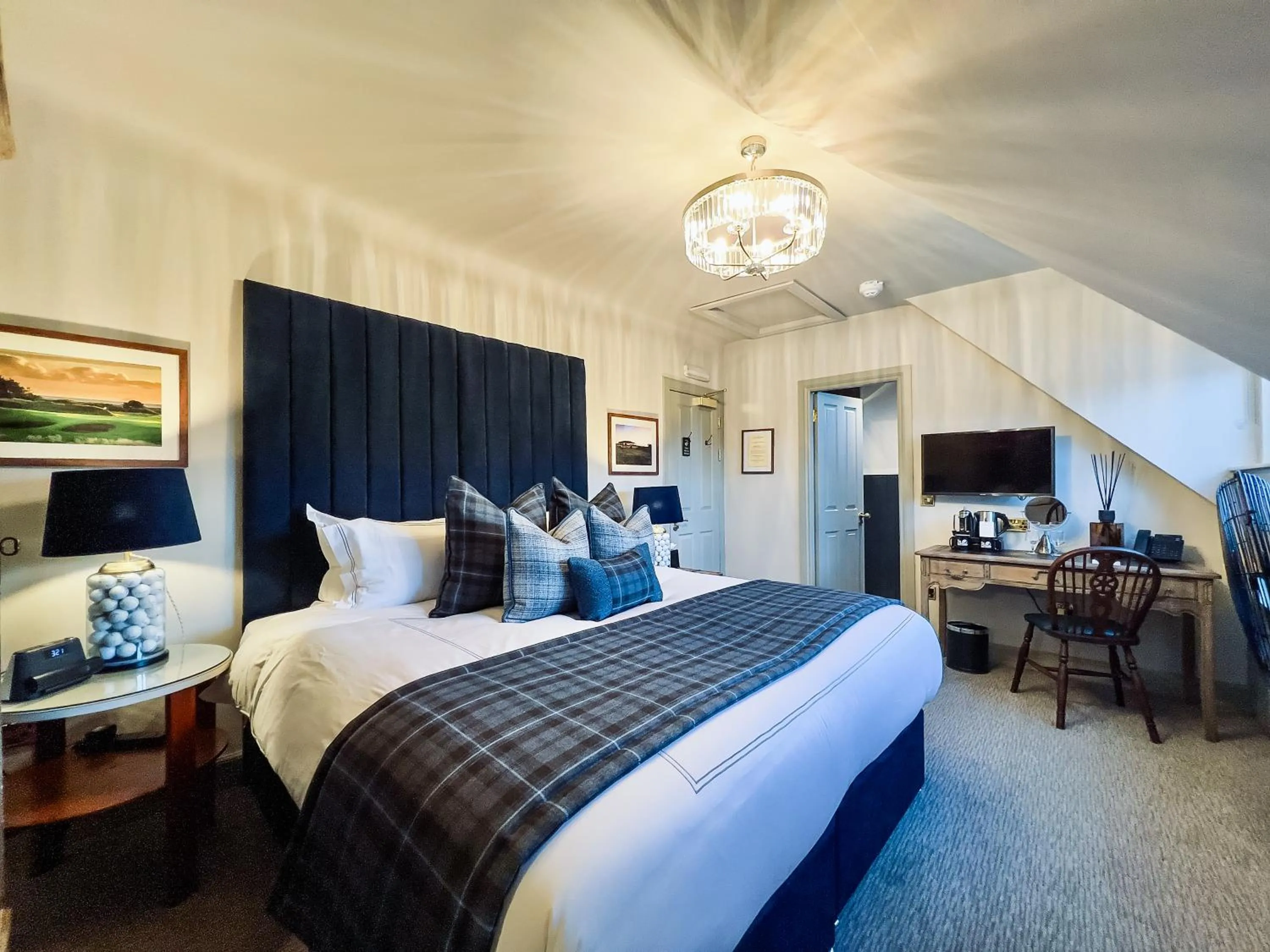 Bedroom, Bed in Abbotsford Hotel