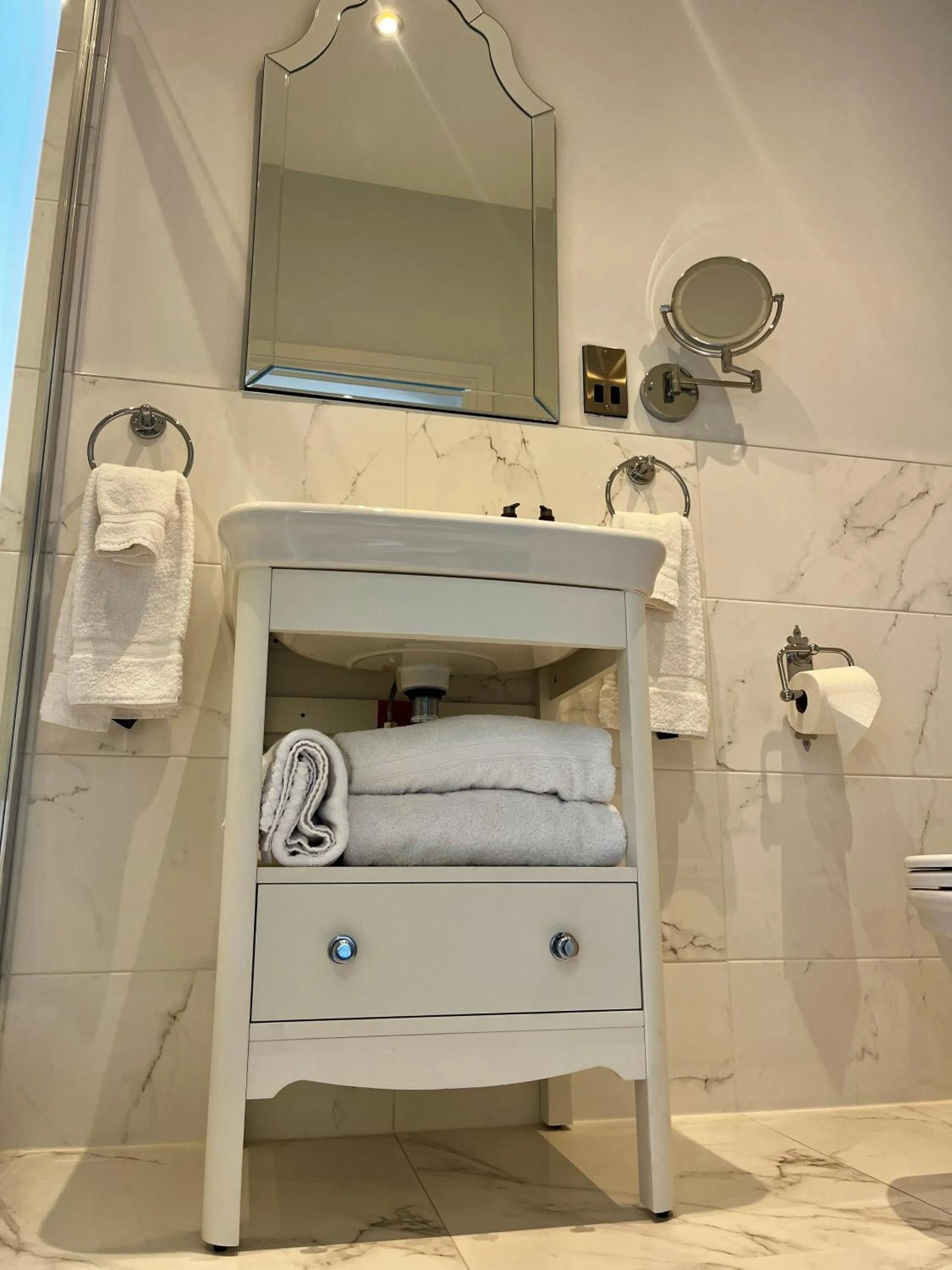 Bathroom in Abbotsford Hotel