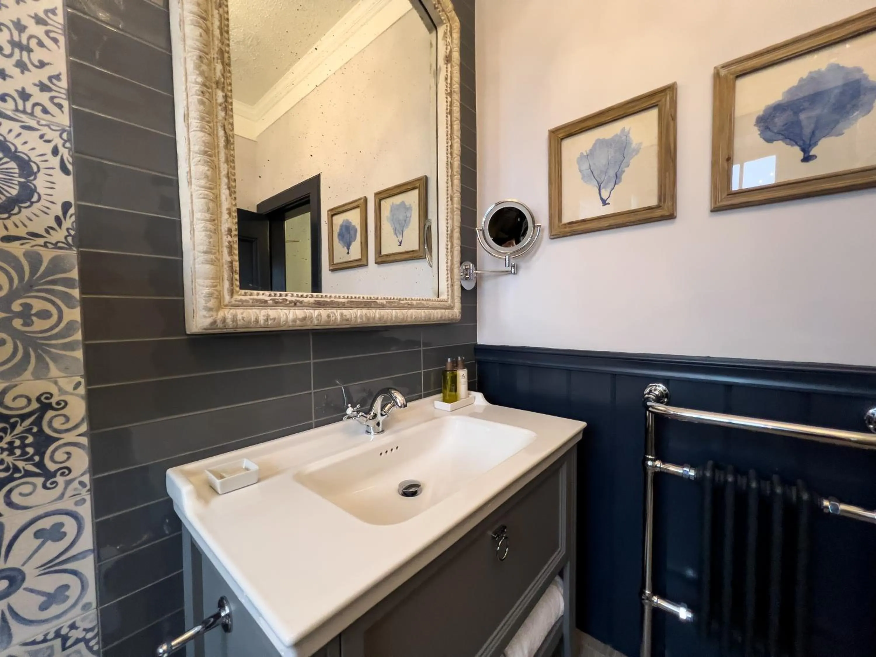 Bathroom in Abbotsford Hotel