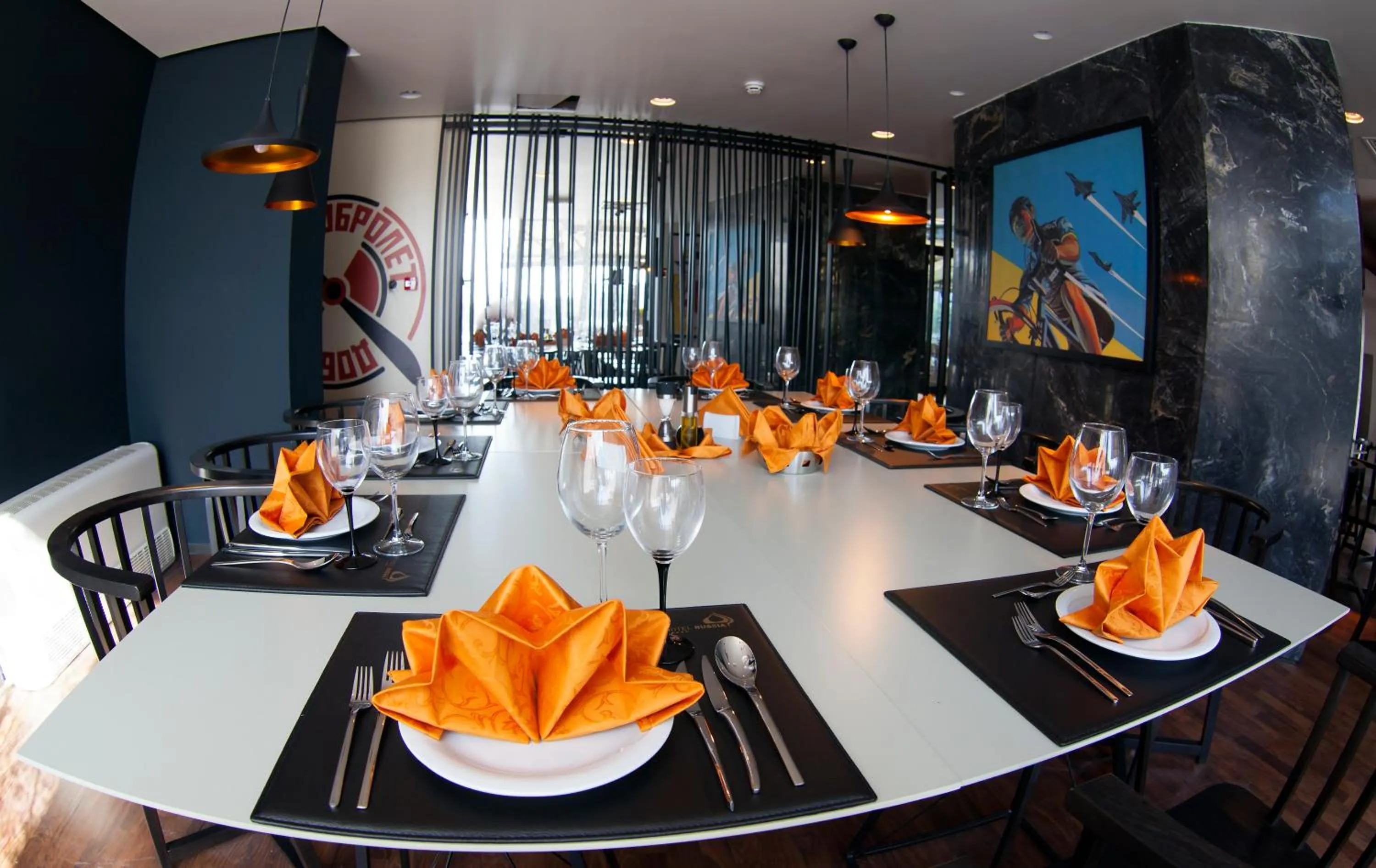 Restaurant/places to eat in Hotel Russia