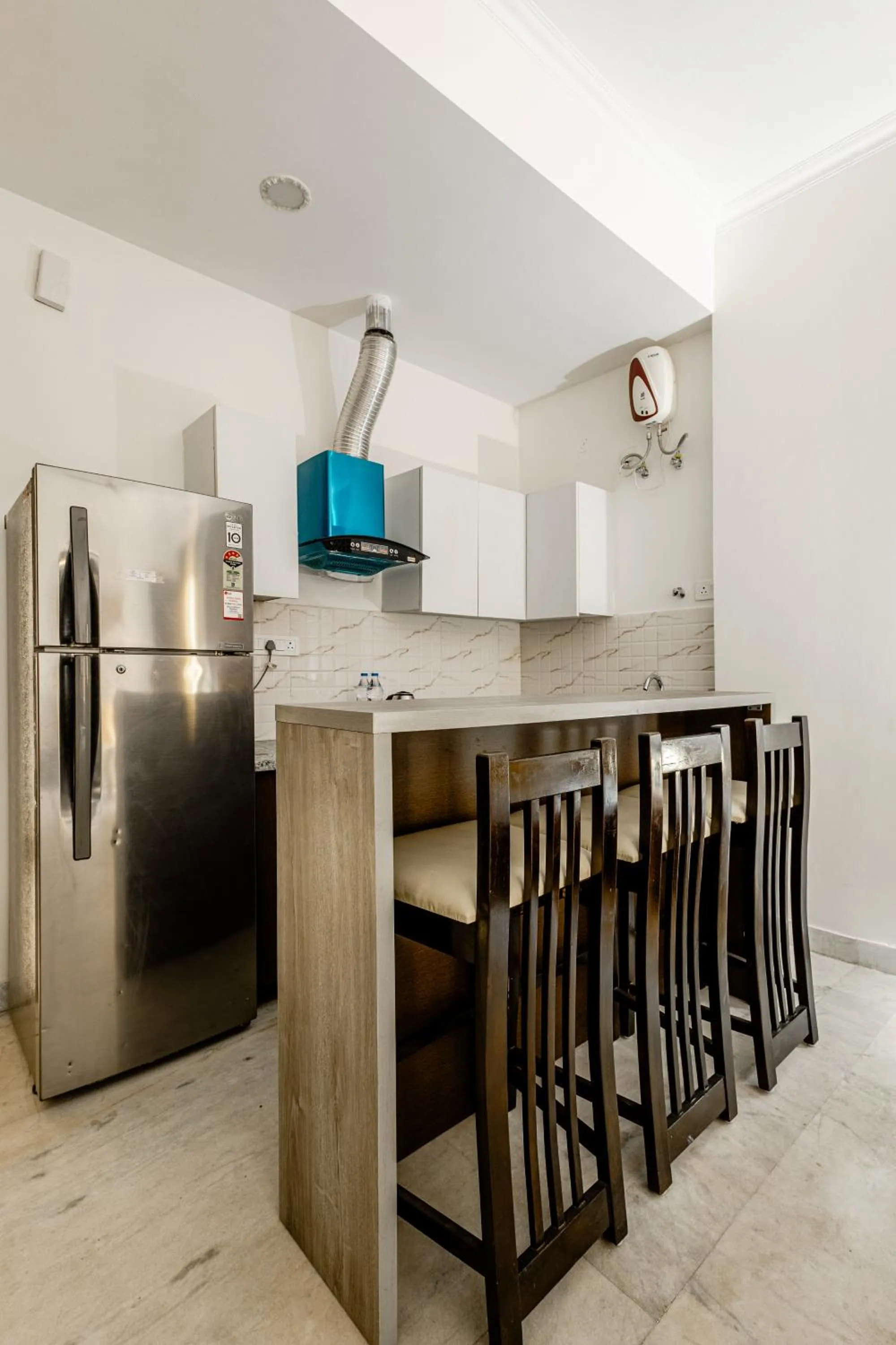 Kitchen or kitchenette in Lime Tree Hotel - Golf Course Road, Sector-43, Gurugram