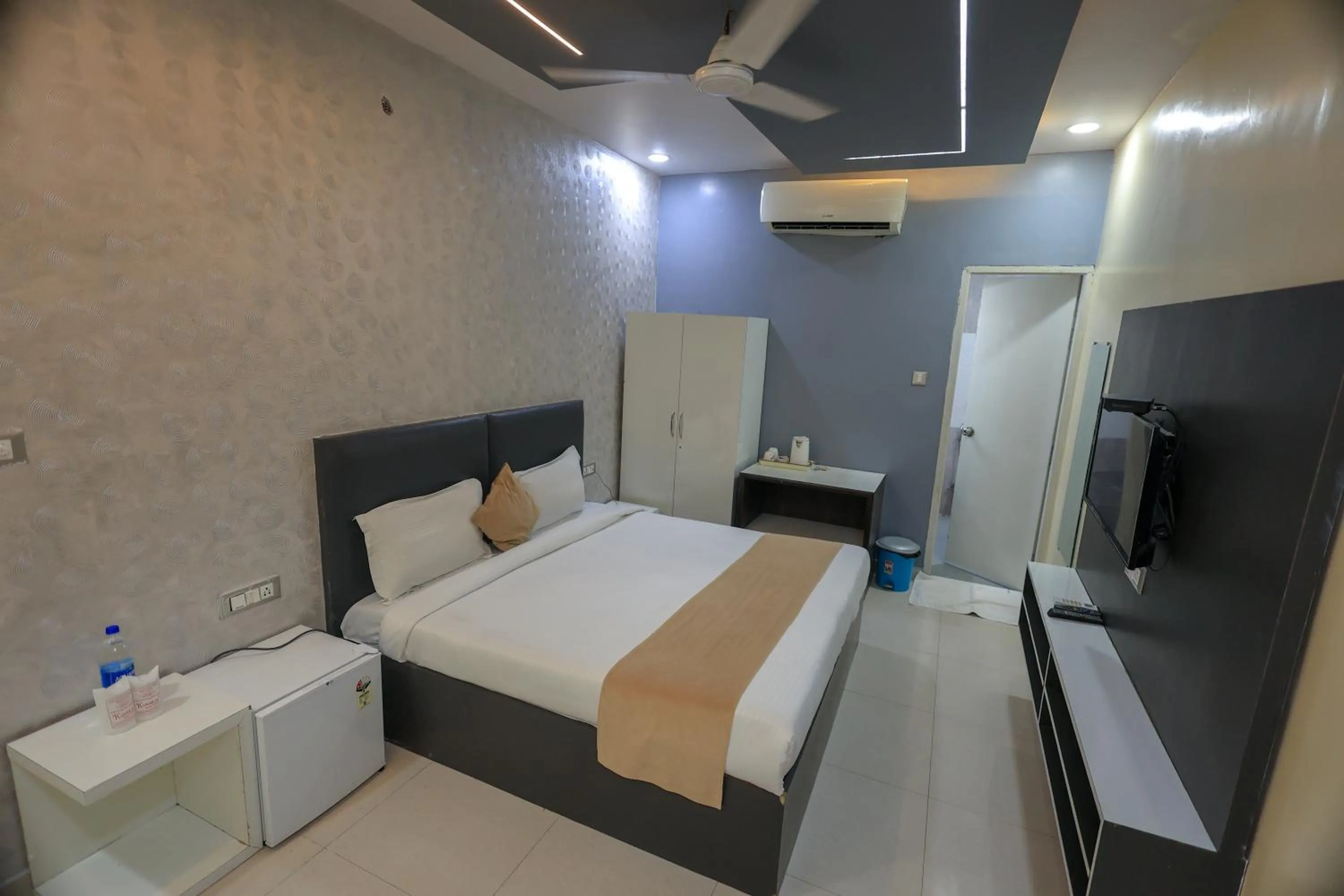 Photo of the whole room, Bed in Hotel Mandakini Royale