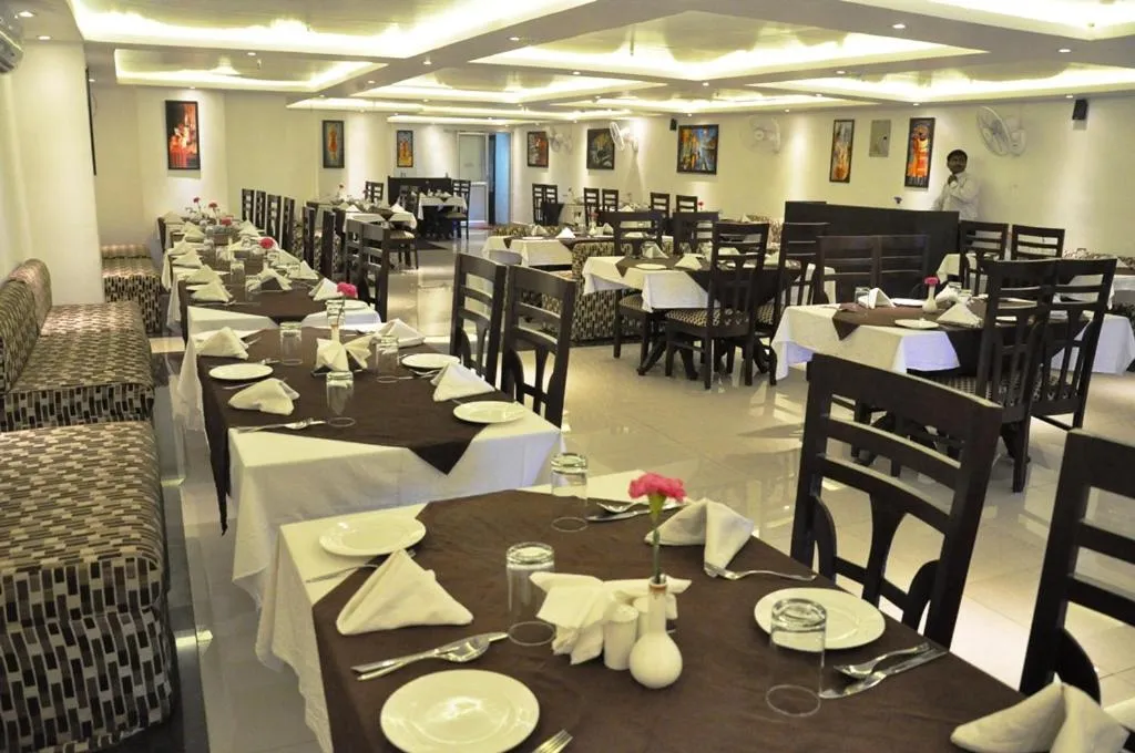 Restaurant/places to eat in Hotel Mandakini Royale