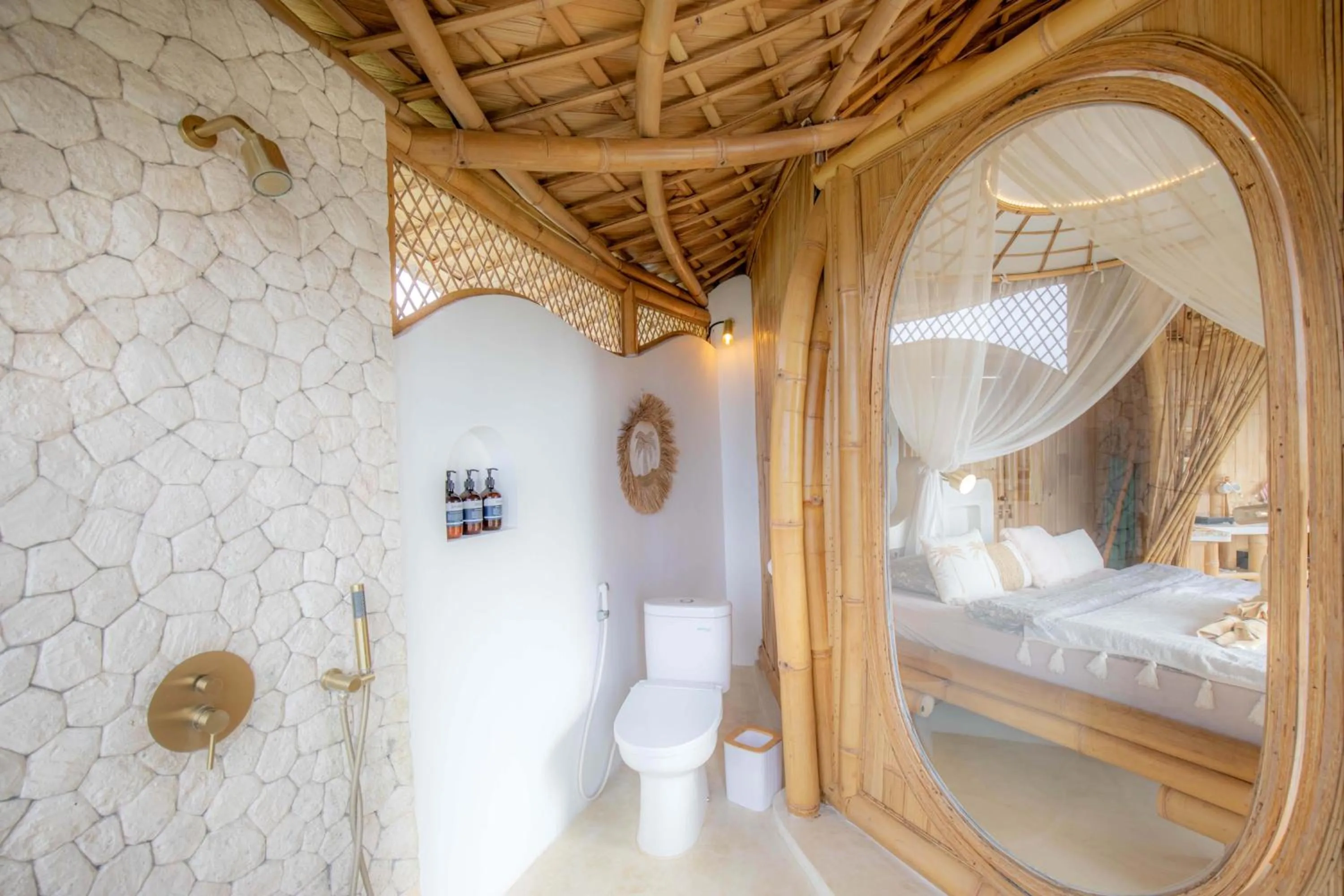 Shower, Bed in Camanta Penida - Adult Only