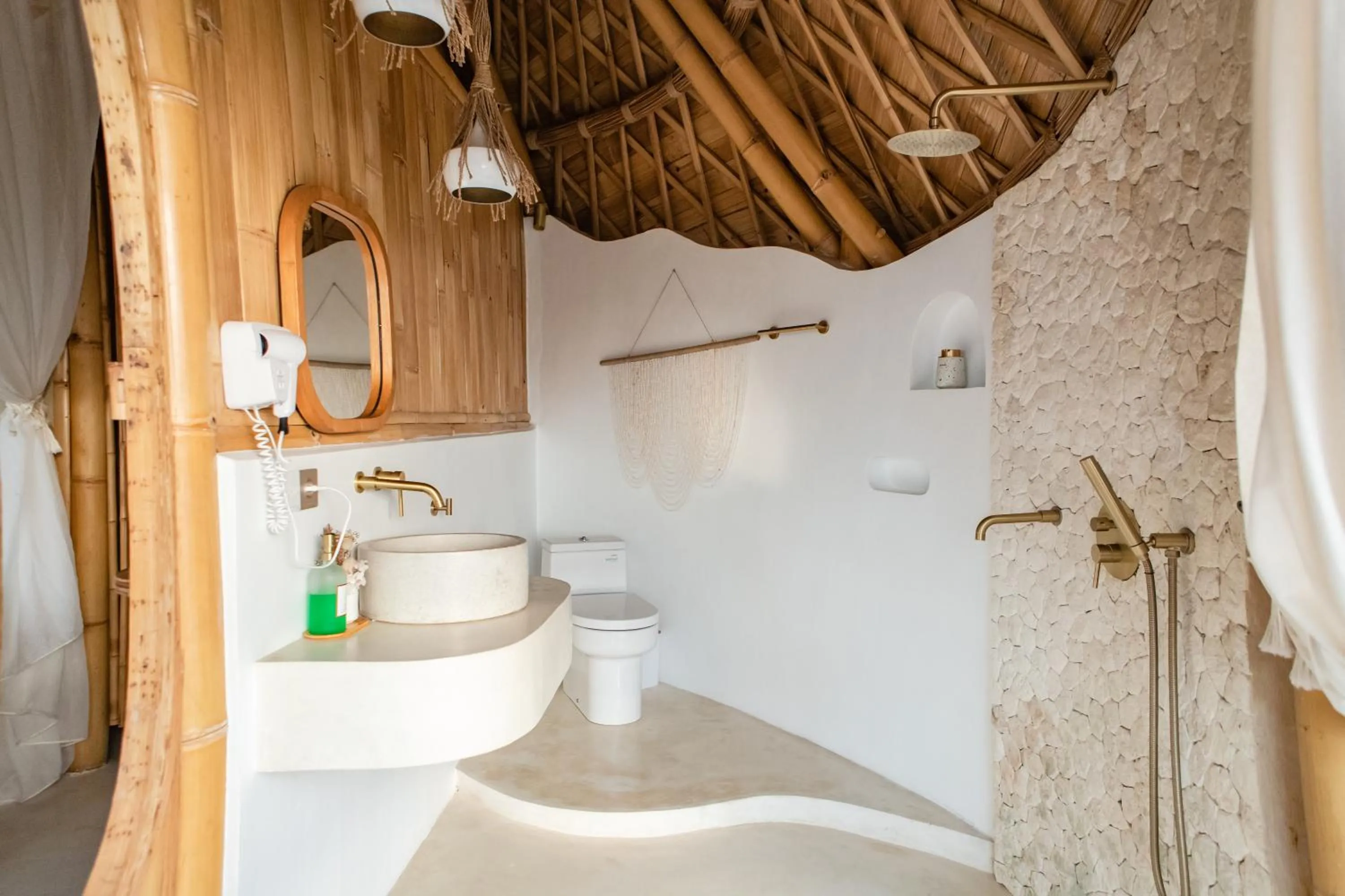 Shower in Camanta Penida - Adult Only