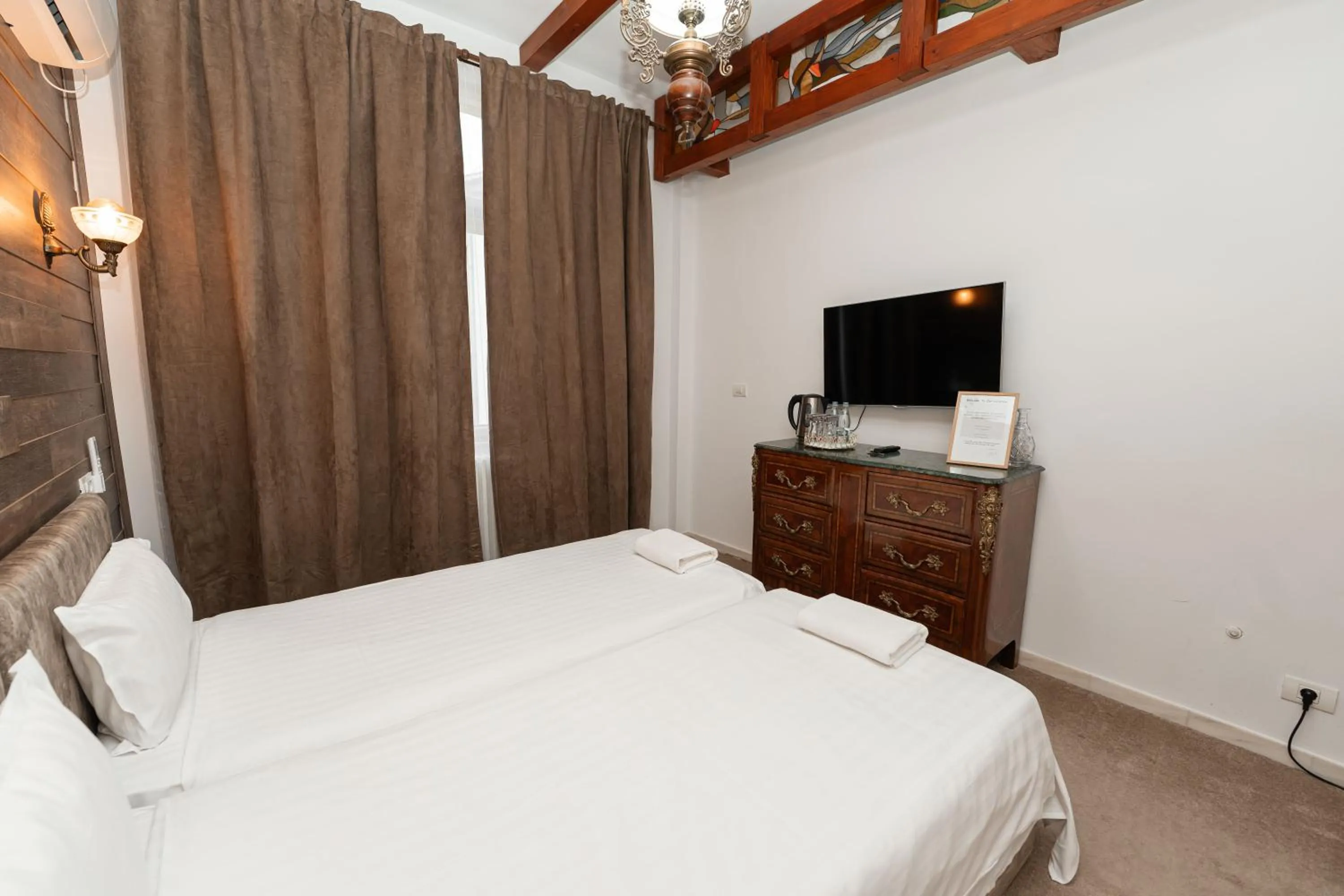 Bed in George&Dragon Rooms