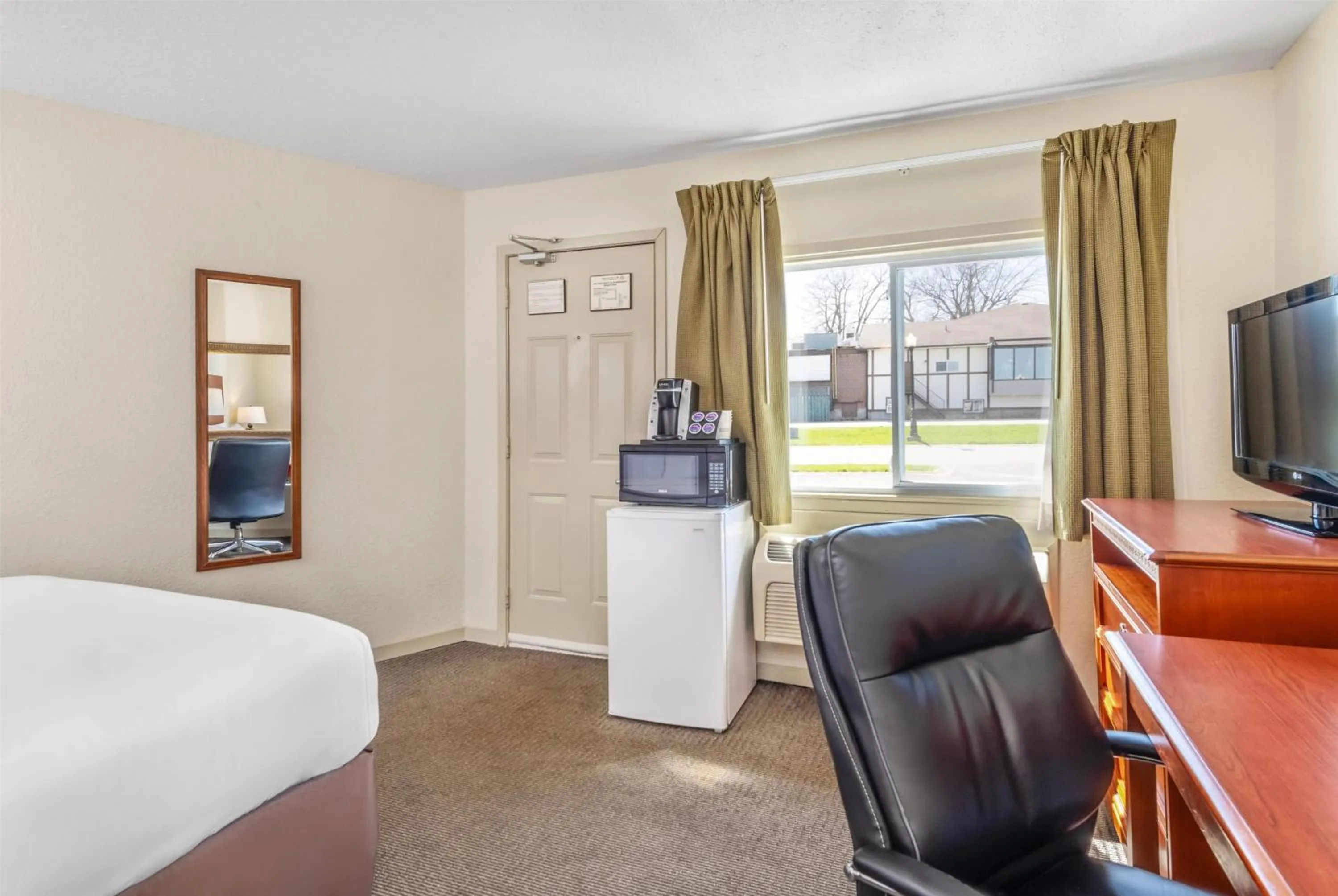 Photo of the whole room, Bed in Travelodge by Wyndham Gananoque