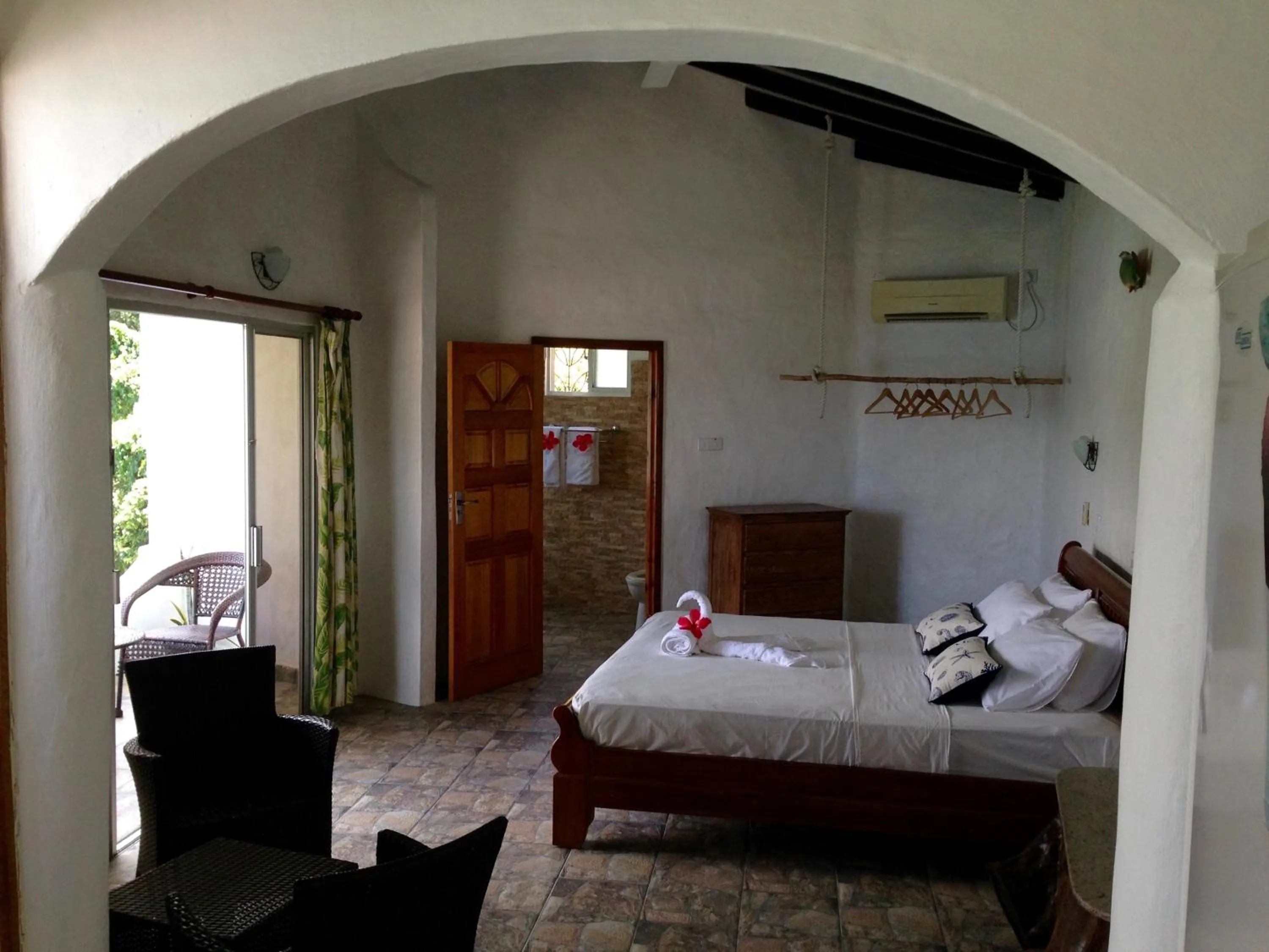 Bedroom, Bed in Lazare Picault Hotel