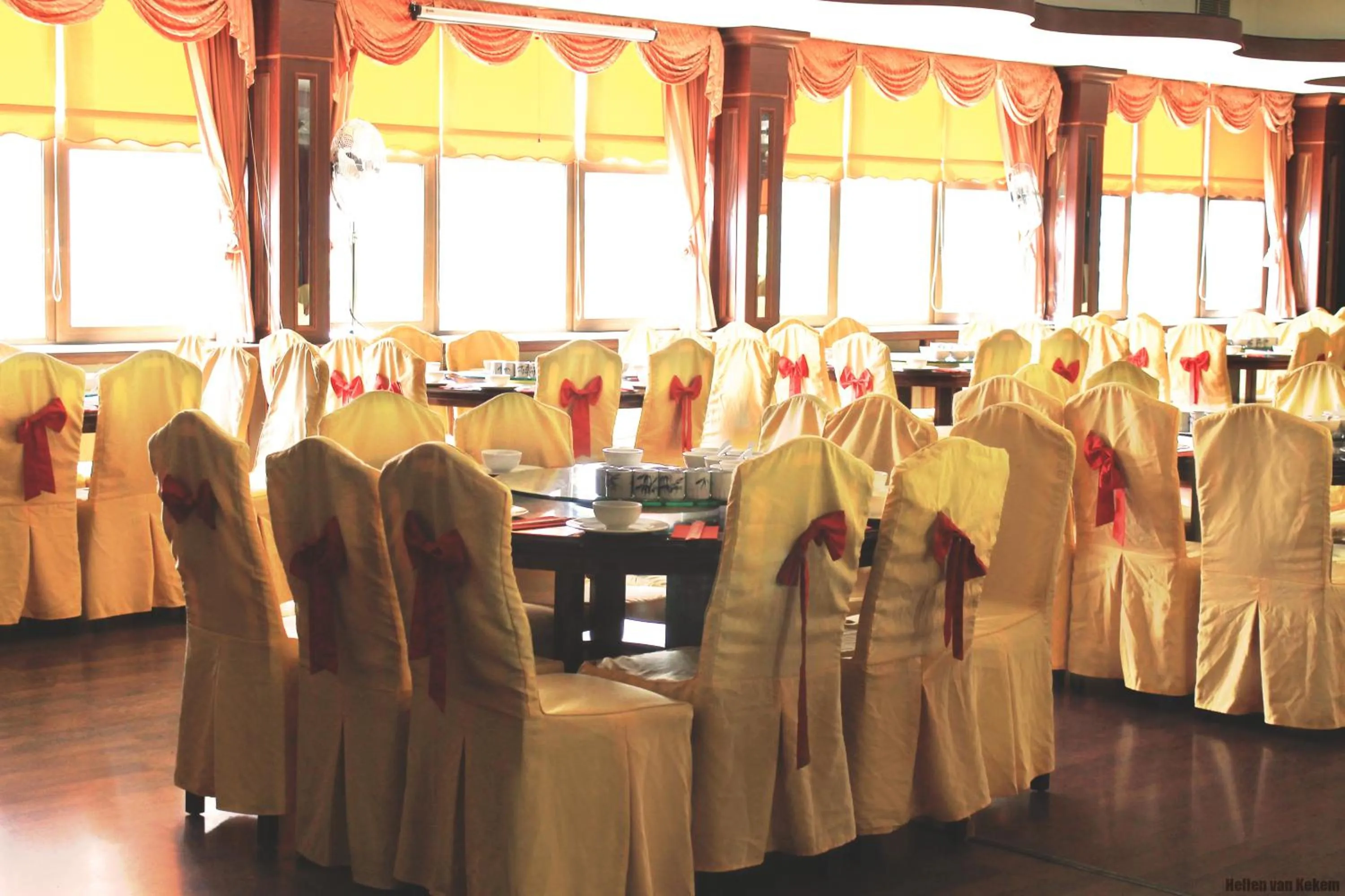 Restaurant/places to eat in New Ocean Paradise Hotel