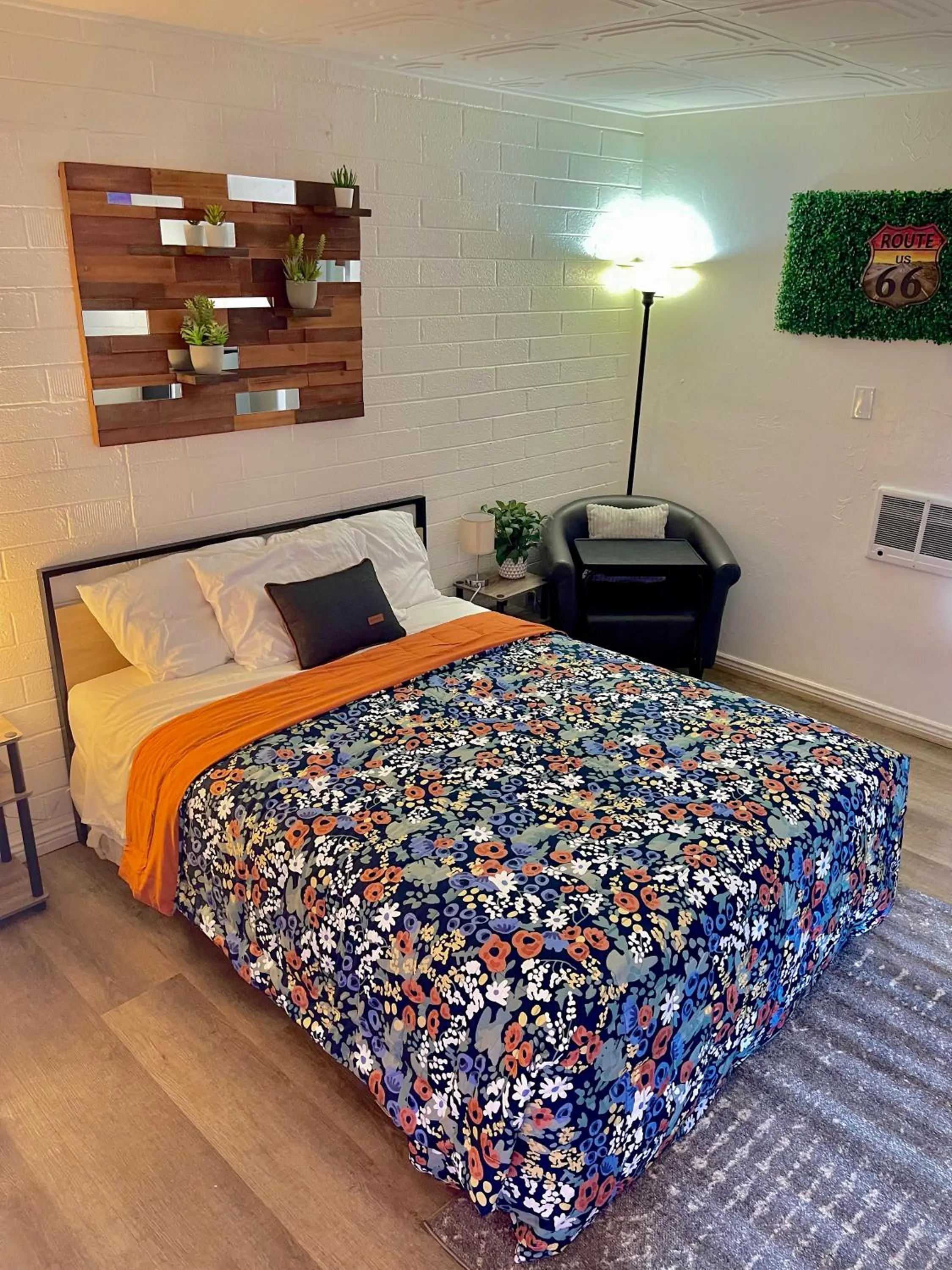 Bed in Canyon's Edge Route 66 Motel