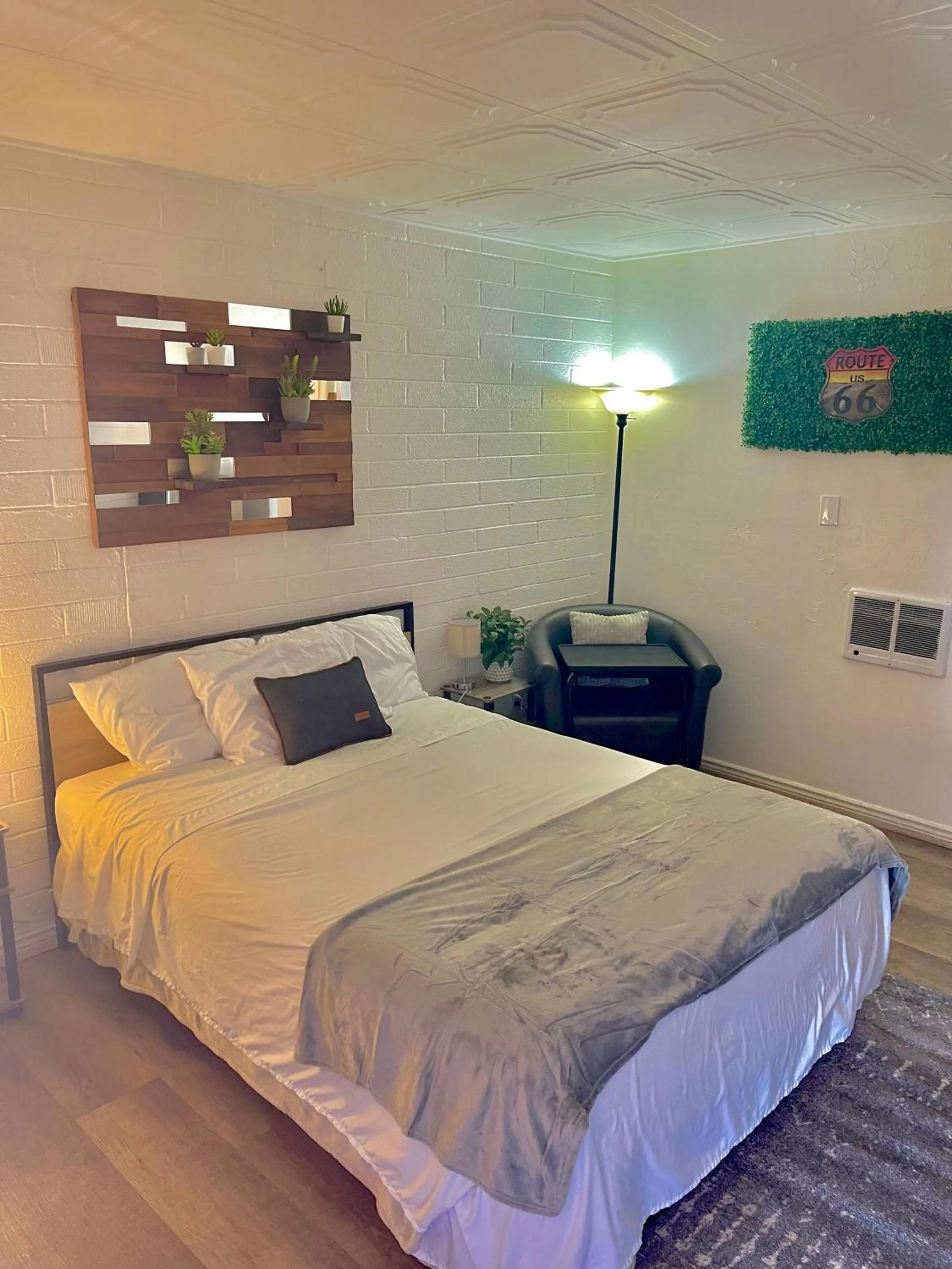 Bed in Canyon's Edge Route 66 Motel