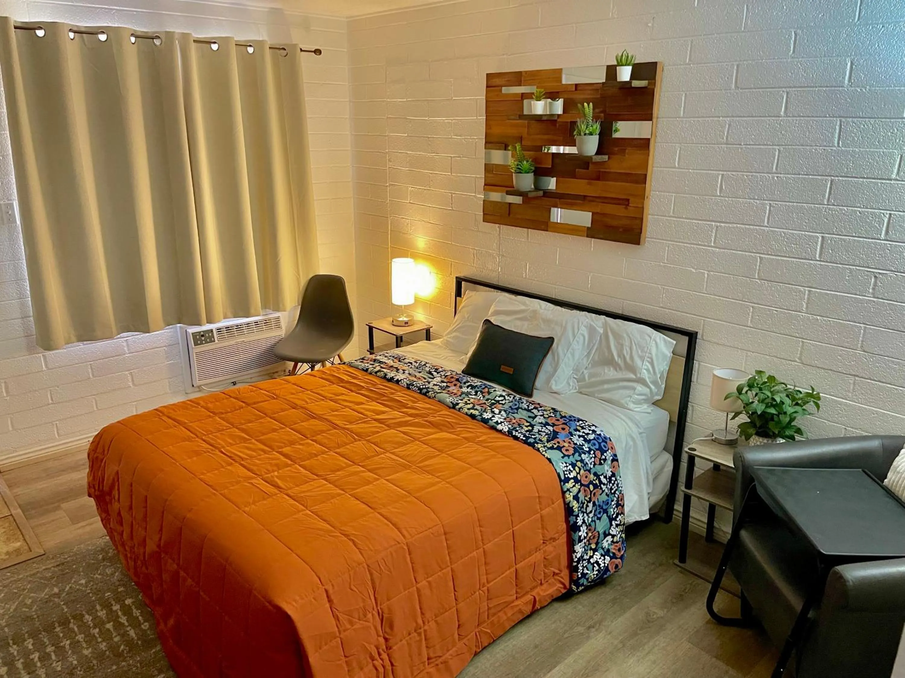 Bed in Canyon's Edge Route 66 Motel