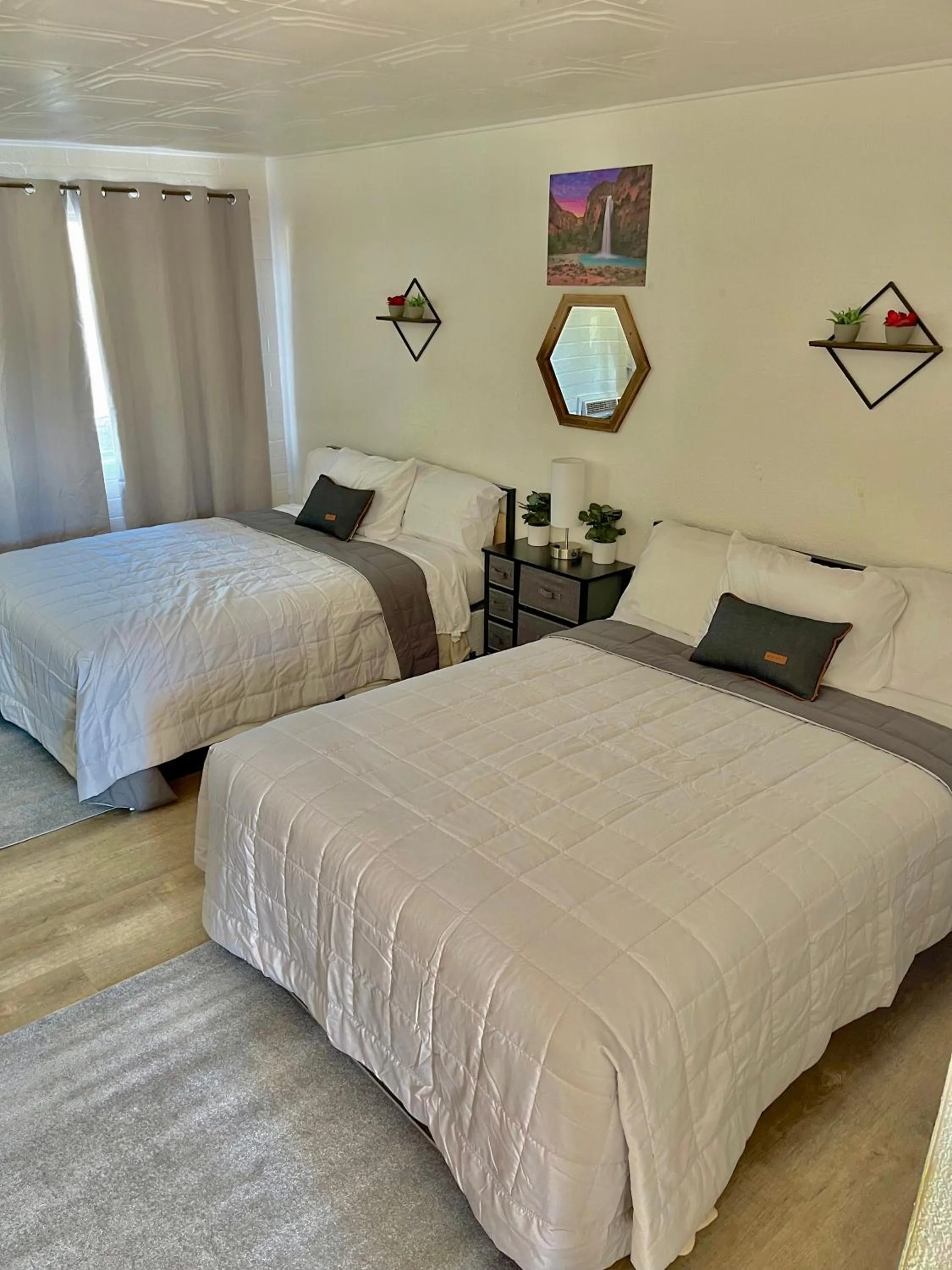 Bed in Canyon's Edge Route 66 Motel