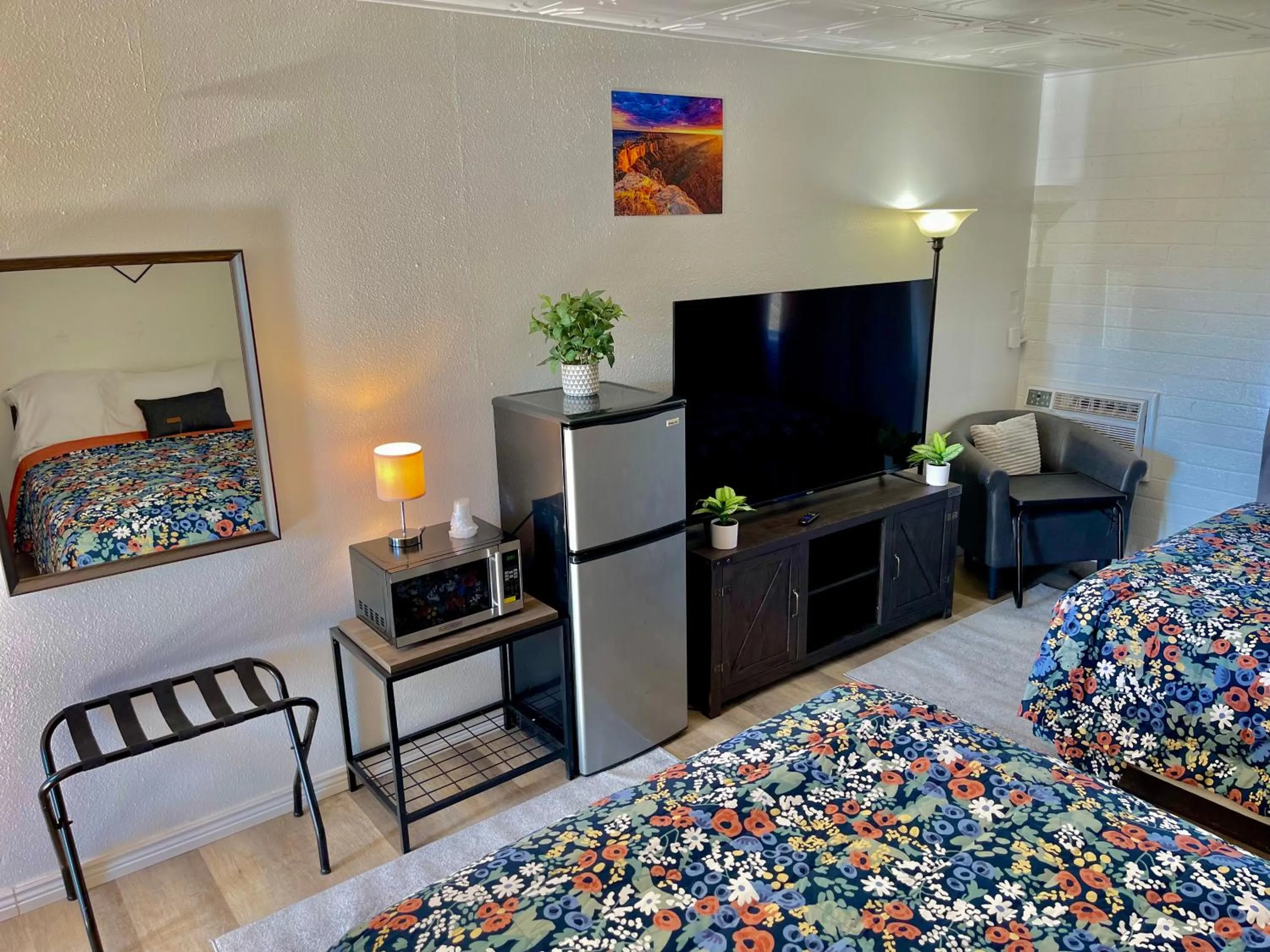 Bed in Canyon's Edge Route 66 Motel