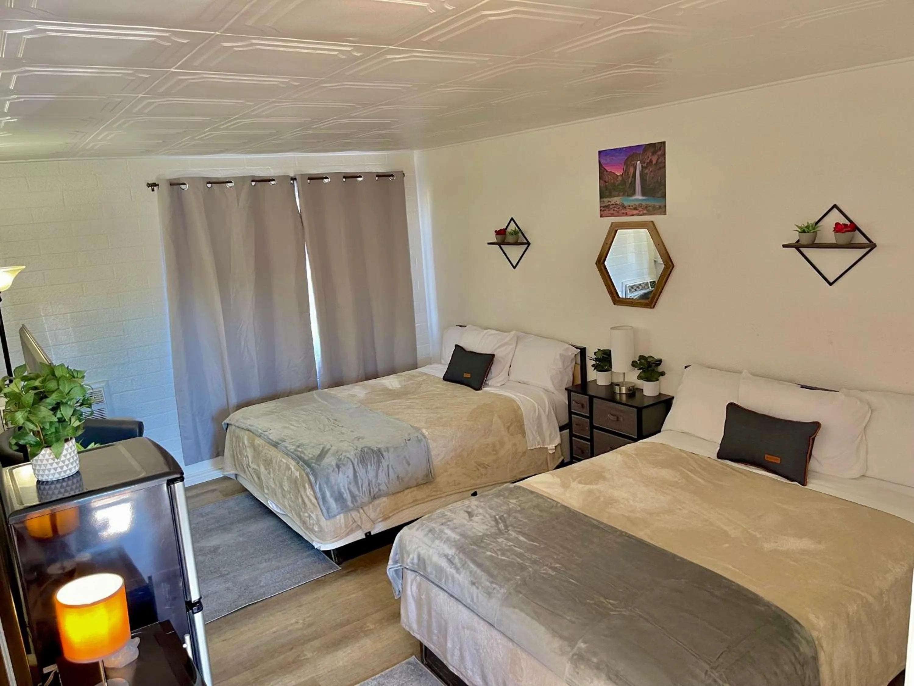 Bed in Canyon's Edge Route 66 Motel