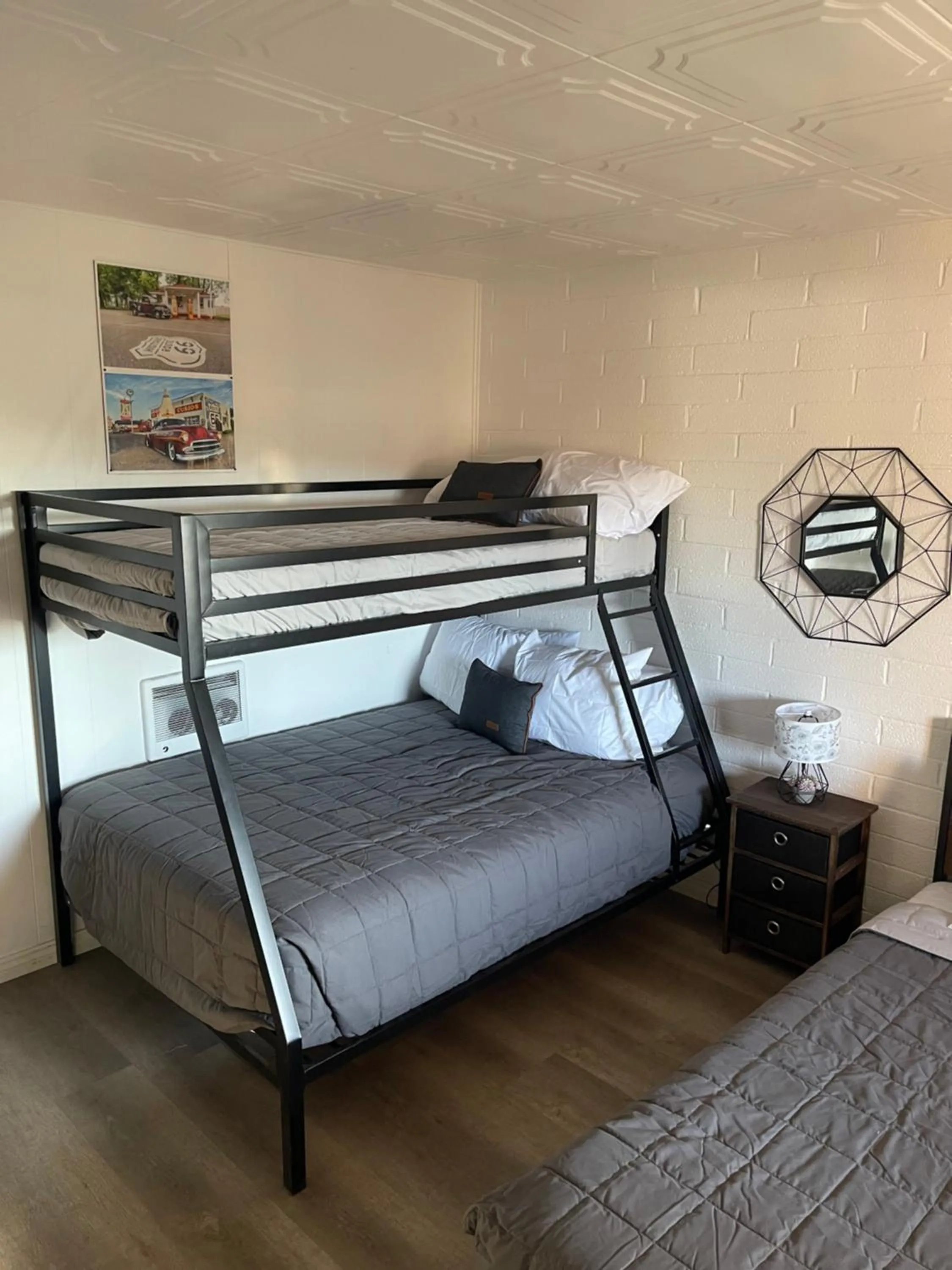 Bed in Canyon's Edge Route 66 Motel